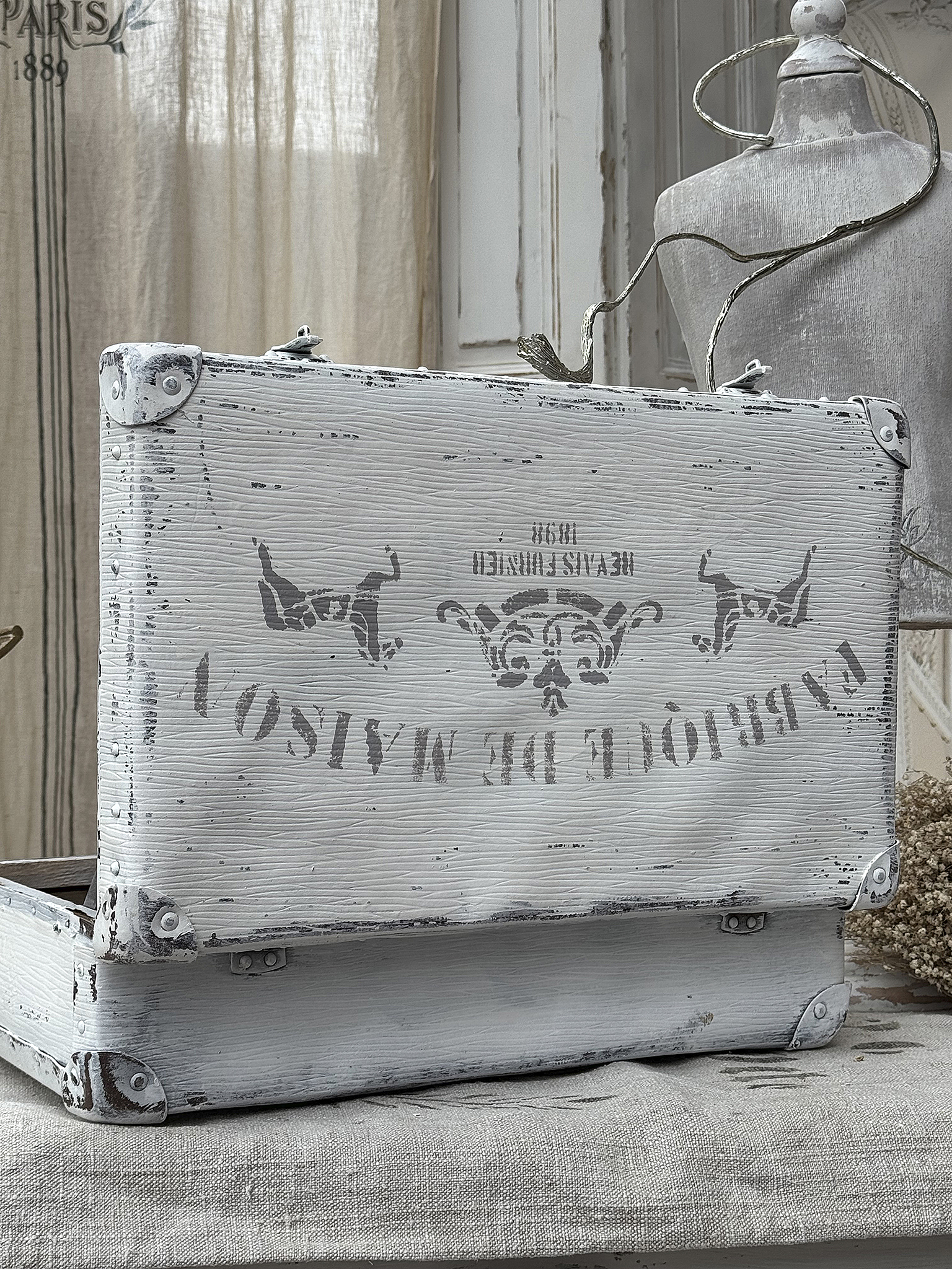Vintage Holzbox mit Paris Druck Dekorative Vintage Holzbox in Weiß mit Druck, ideal für Aufbewahrung oder Dekoration.
