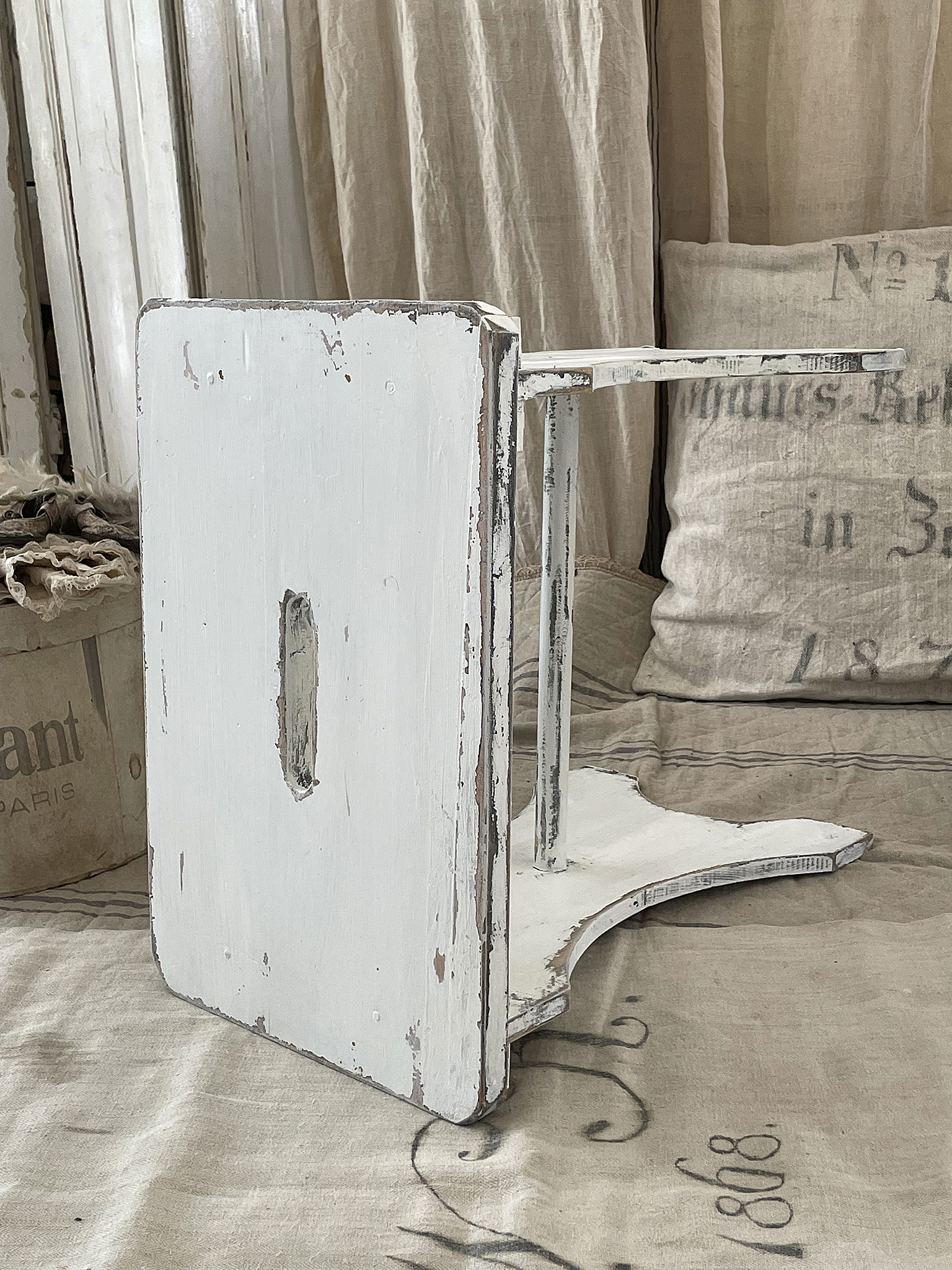 Antiker Shabby-Hocker mit Eingriff***  