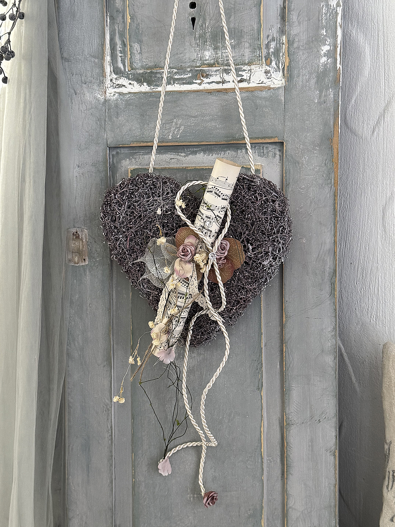 Beerenfarbenes Rebenherz mit Vintage-Notenblatt – romantische Landhausdeko im Shabby-Chic-Stil 2***