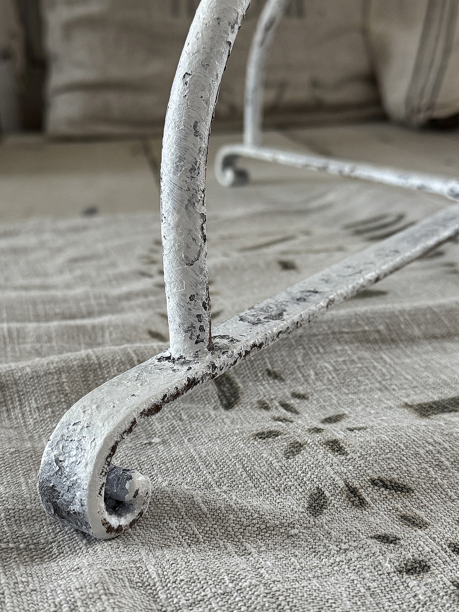 Charmanter französischer Vintage-Gartentisch aus Eisen