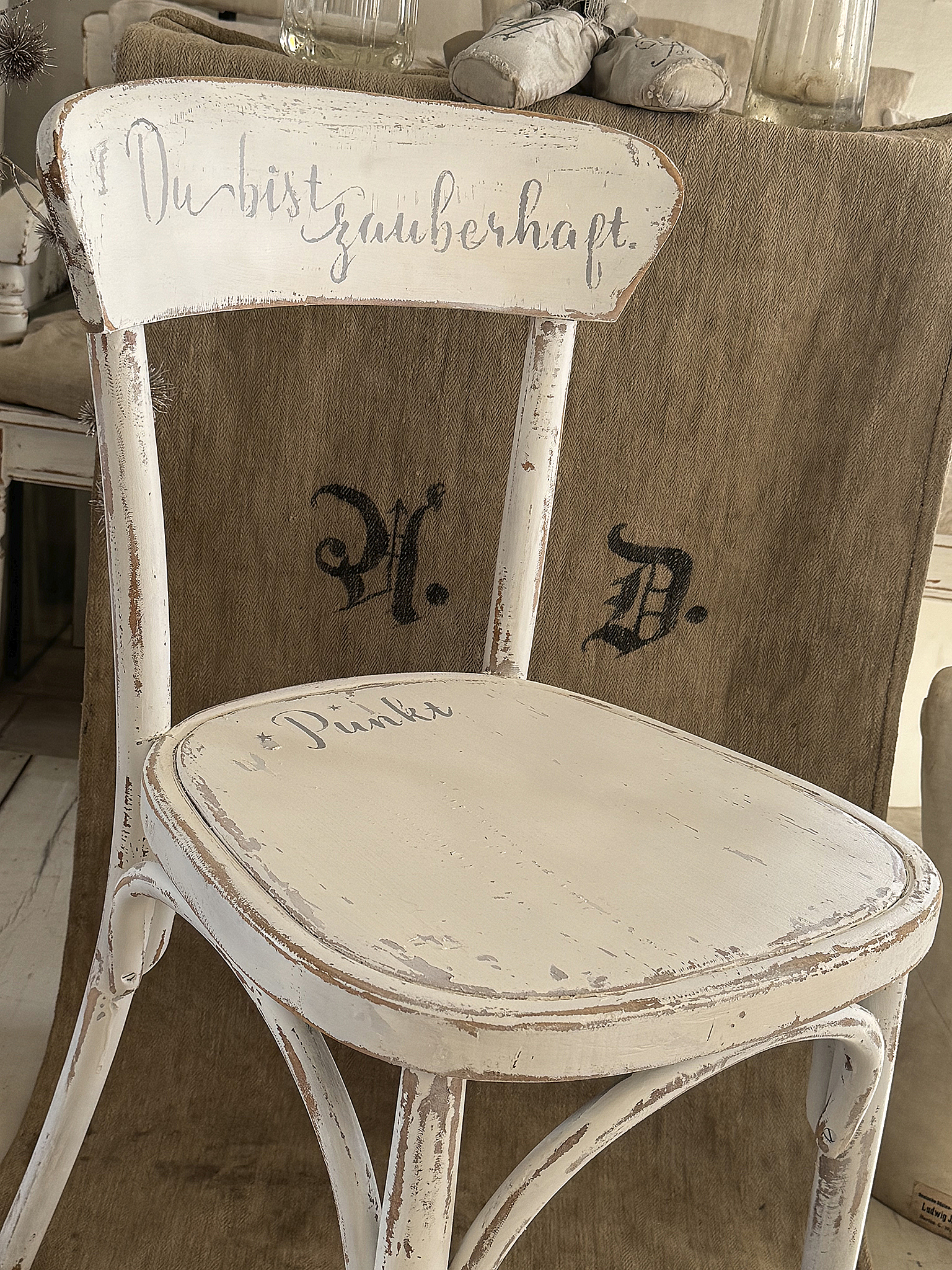 Alter Bugholzstuhl mit Shabbykleid & Herzensbotschaft***