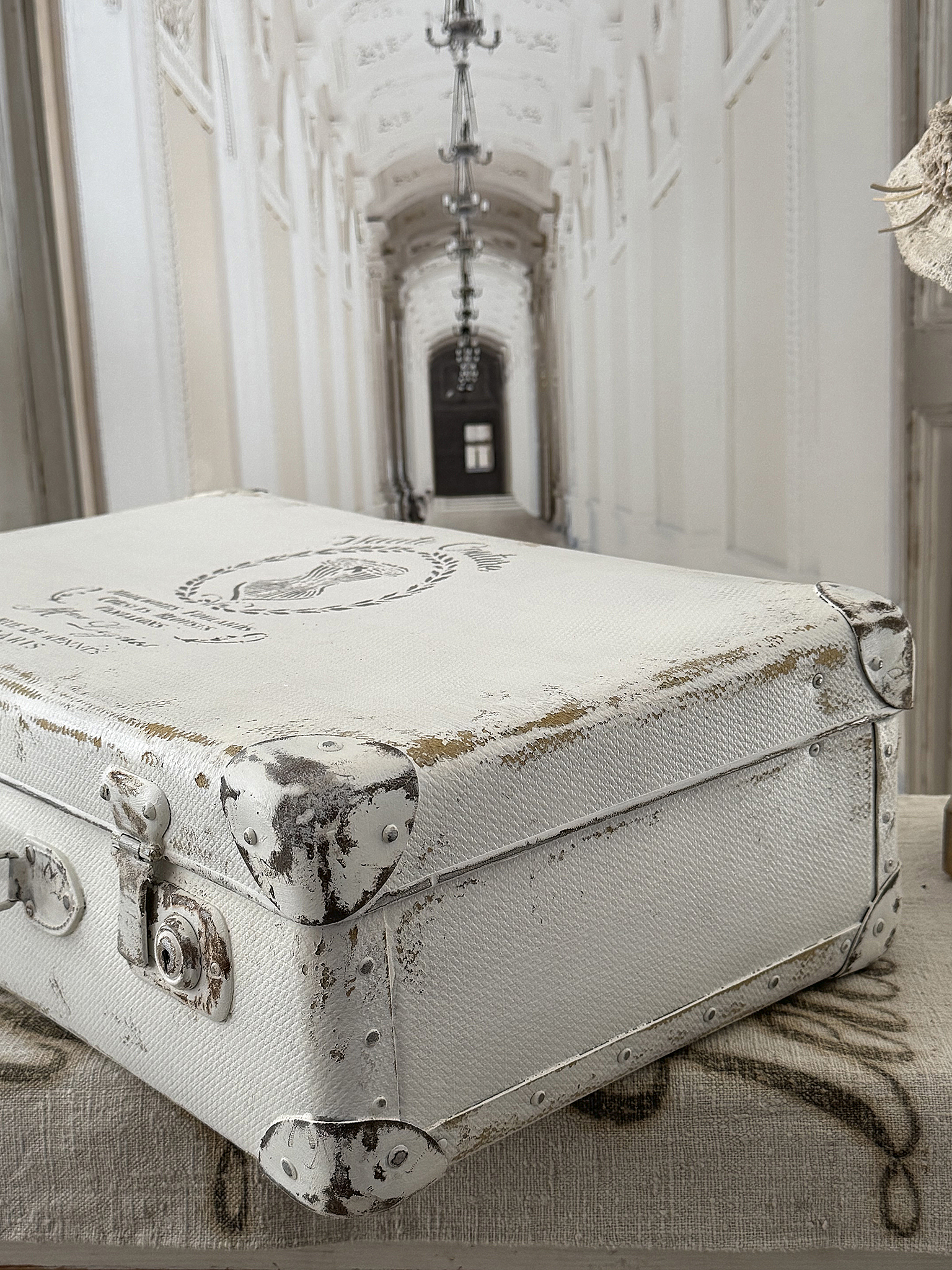 Alter Hartschalenkoffer „Haute Couture“ – Vintage Koffer im französischen Shabby Chic