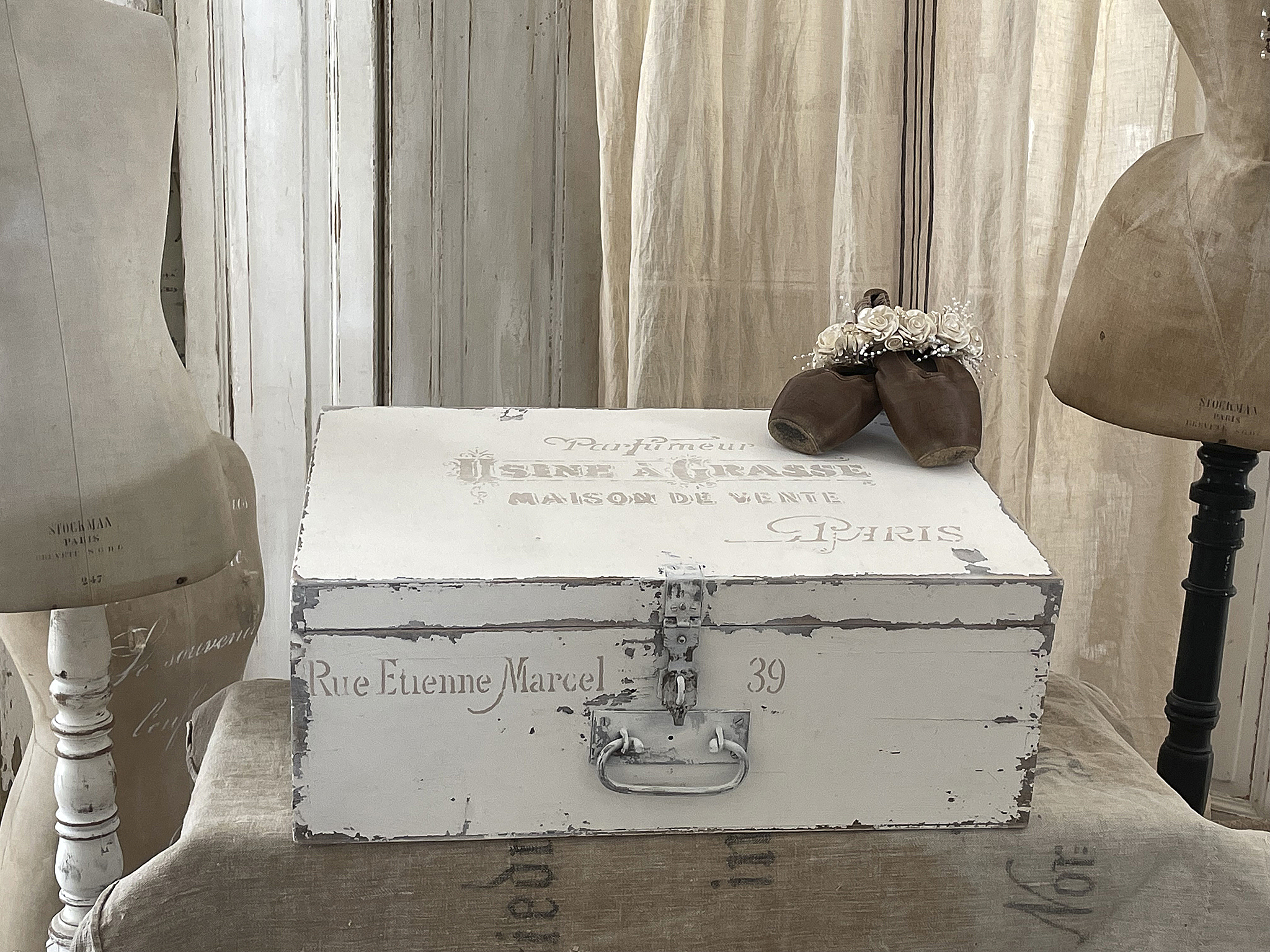 Antike Vintage Kiste im Shabby-Chic-Stil, dekorativ und funktional Weiß lackierte Vintage Kiste mit nostalgischem Design und Schuhen, ideal für die Dekoration
