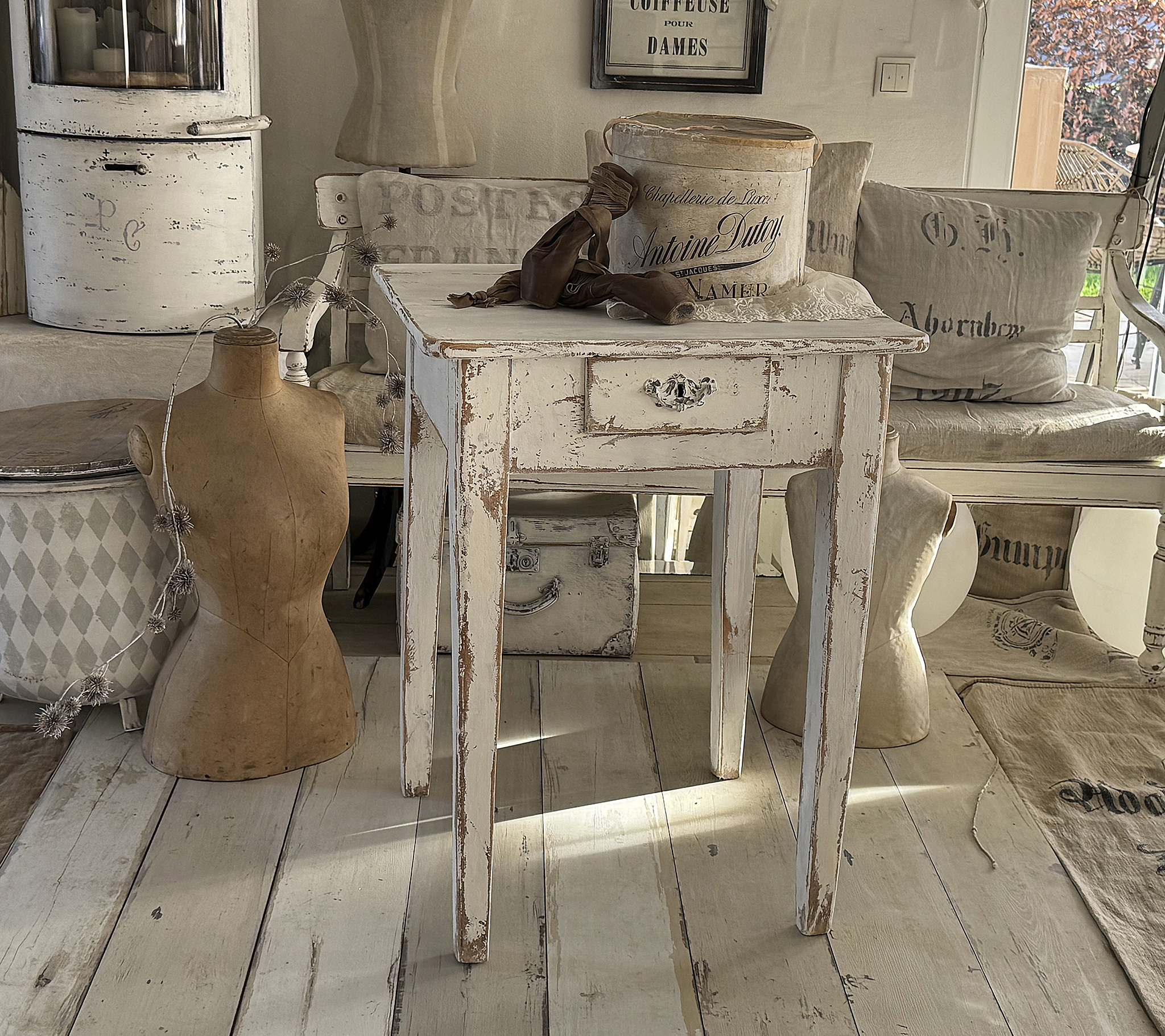 Alter Arbeitstisch / Hochtisch aus Vollholz im weißen Shabbykleid***