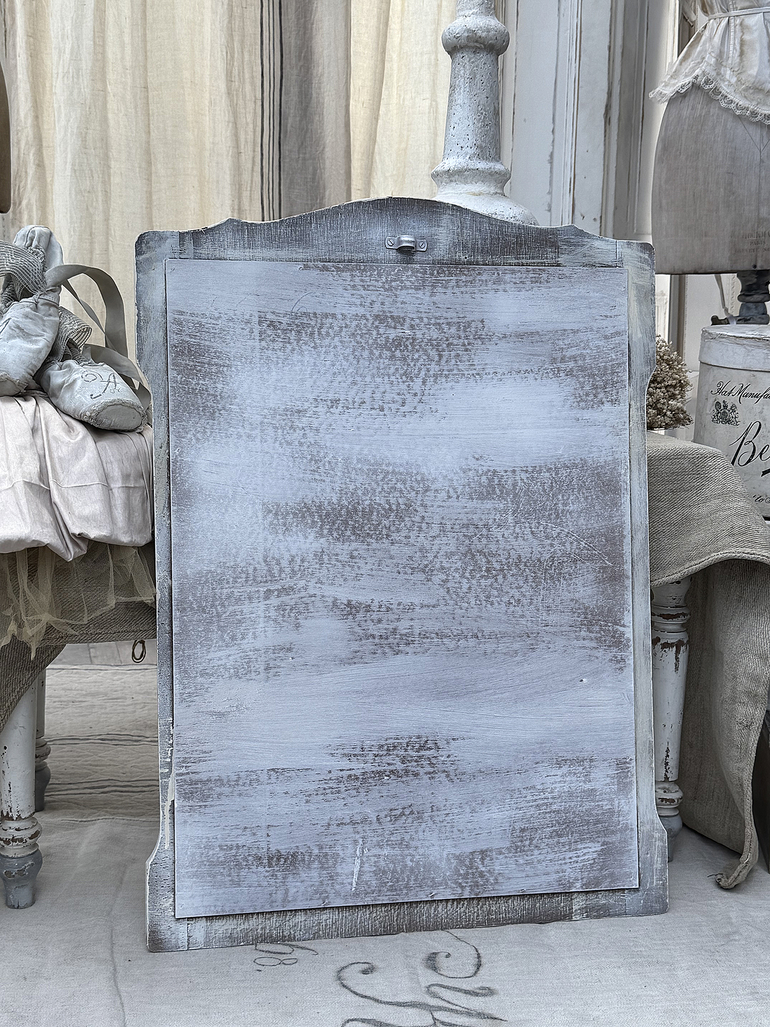 Schlichte Holztafel für kreative Dekoration Kreative Holztafel im Shabby-Chic-Stil, ideal für persönliche Botschaften oder als Dekorationselement.