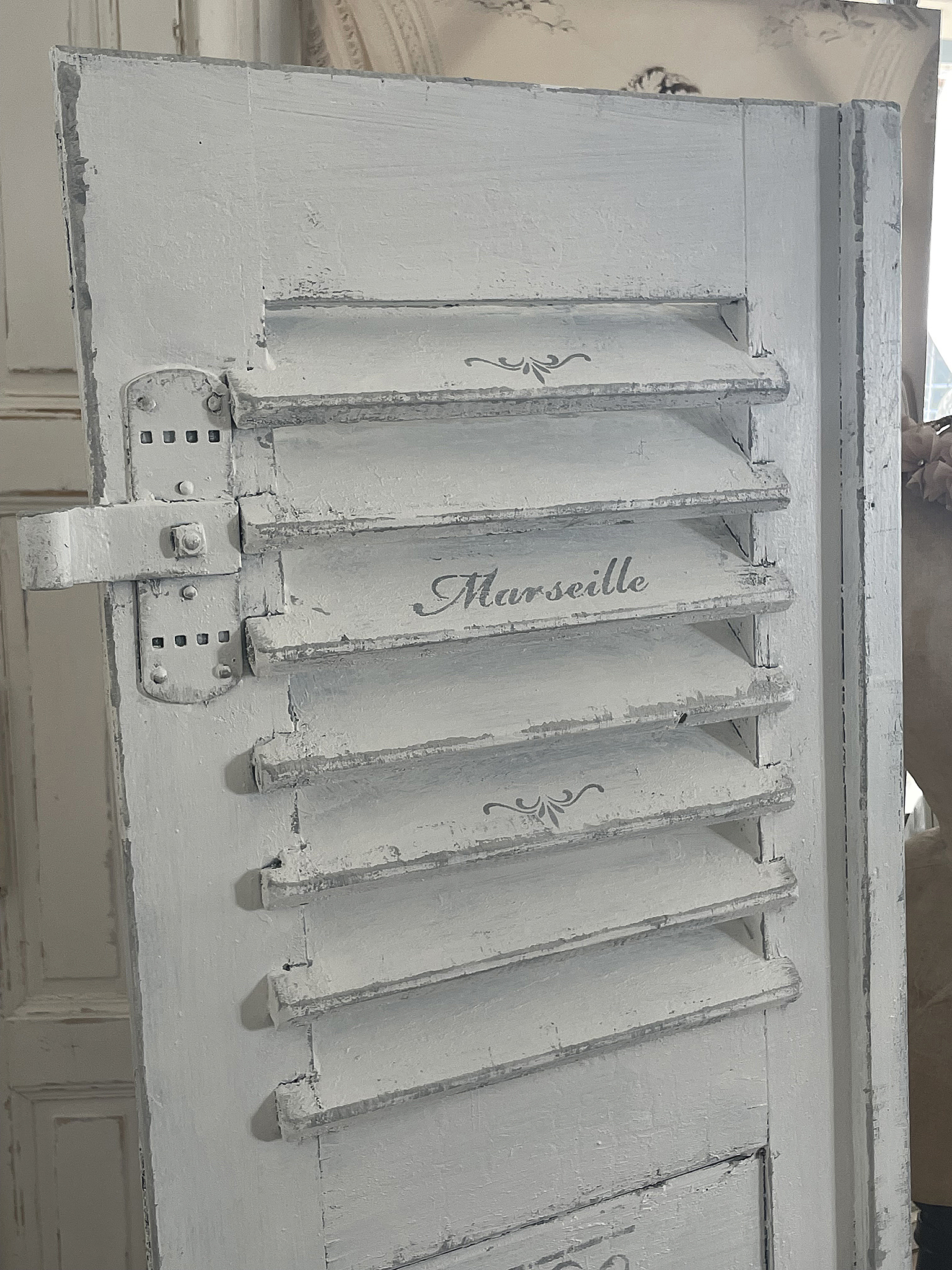 Weißer Shutter mit Aufschrift Marseille für stilvolle Inneneinrichtung Detailansicht eines weißen Shutters mit der Aufschrift Marseille, ideal für Dekoration und Gestaltung von Wohnräumen.