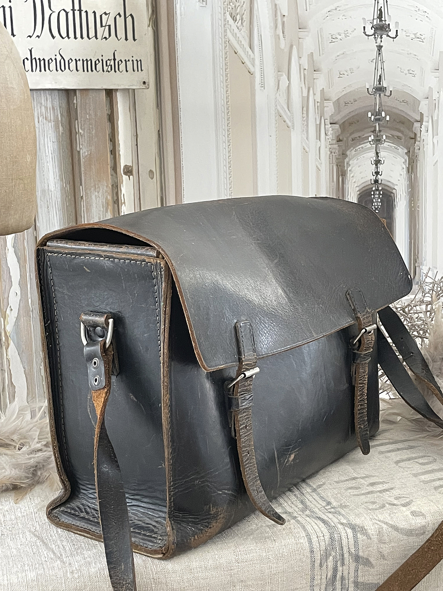 Elegante schwarze Umhängetasche aus Leder Schwarze Ledertasche mit verstellbaren Riemen und Klappe