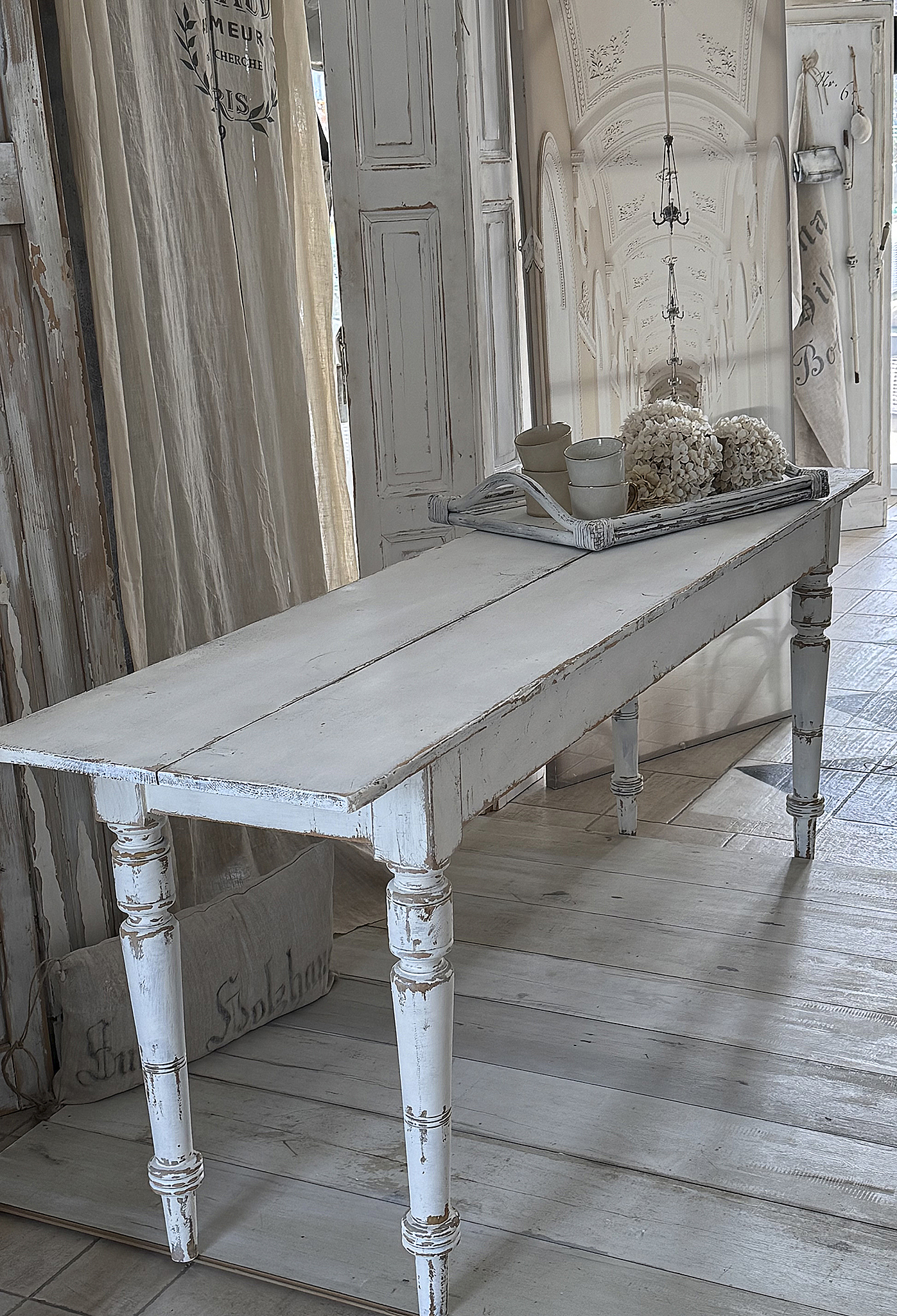 Antiker Wirtshaustisch im Shabby-Chic***