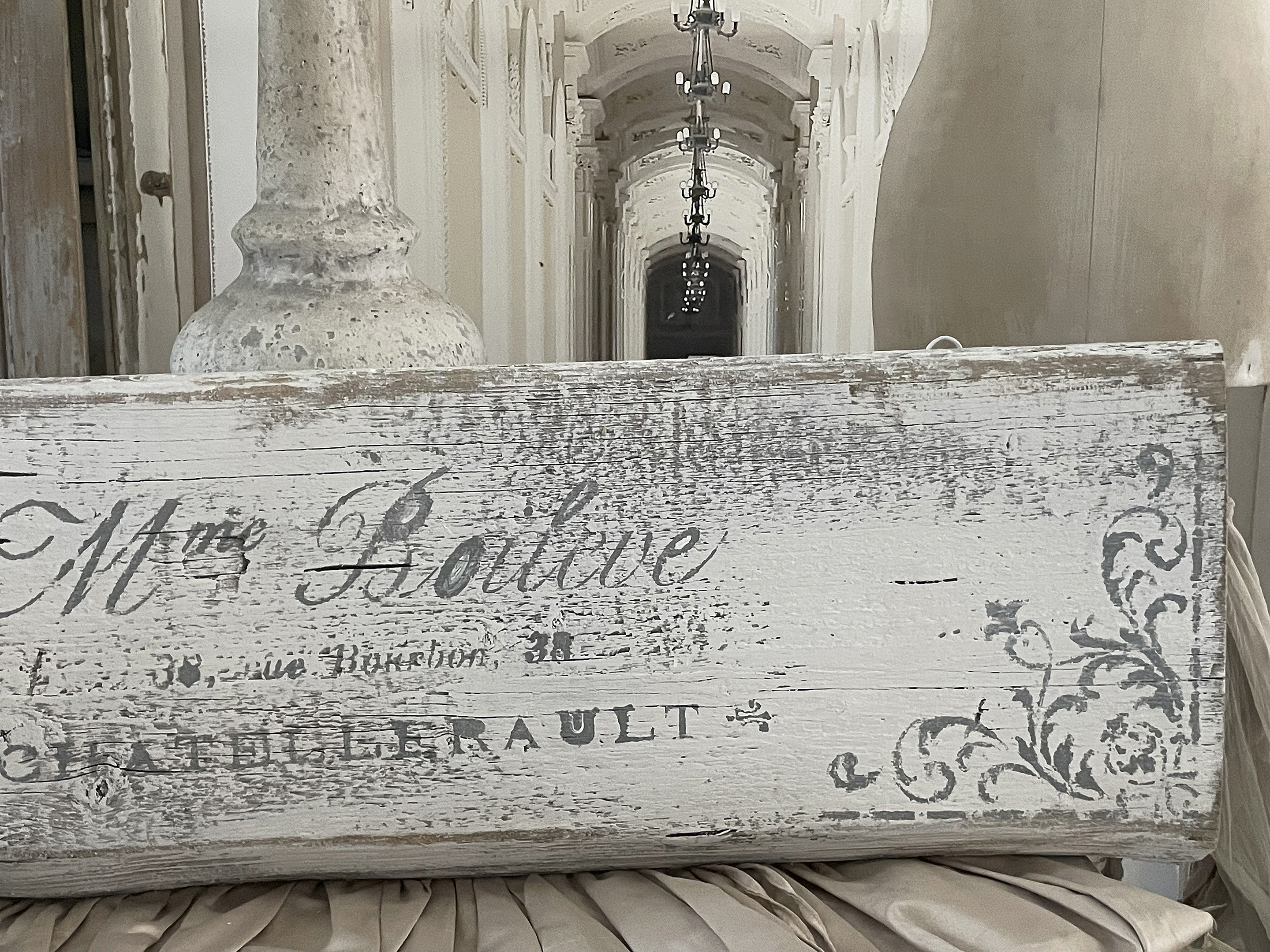 Dekorativer Holzblock mit vintage Schriftzug für stilvolle Inneneinrichtungen Holzblock mit nostalgischem Schriftzug und Kalligrafie, ideal für Dekoration