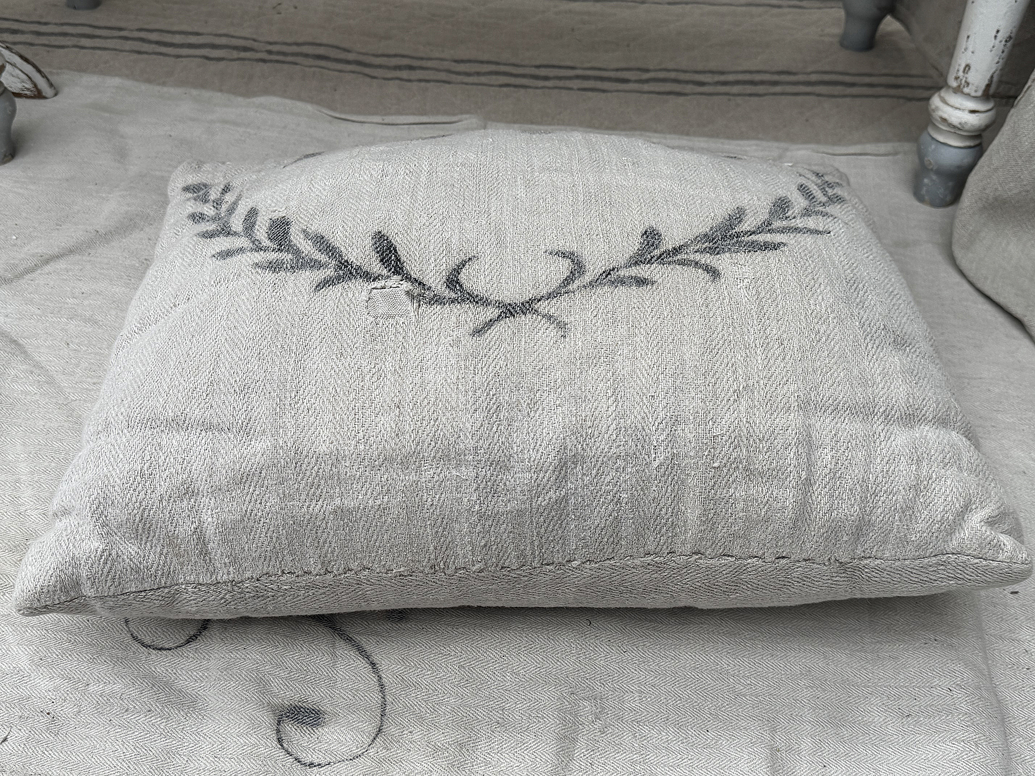 Elegantes Kissen mit floralem Design in Grau Grau gefärbtes Kissen mit elegantem Blattmuster