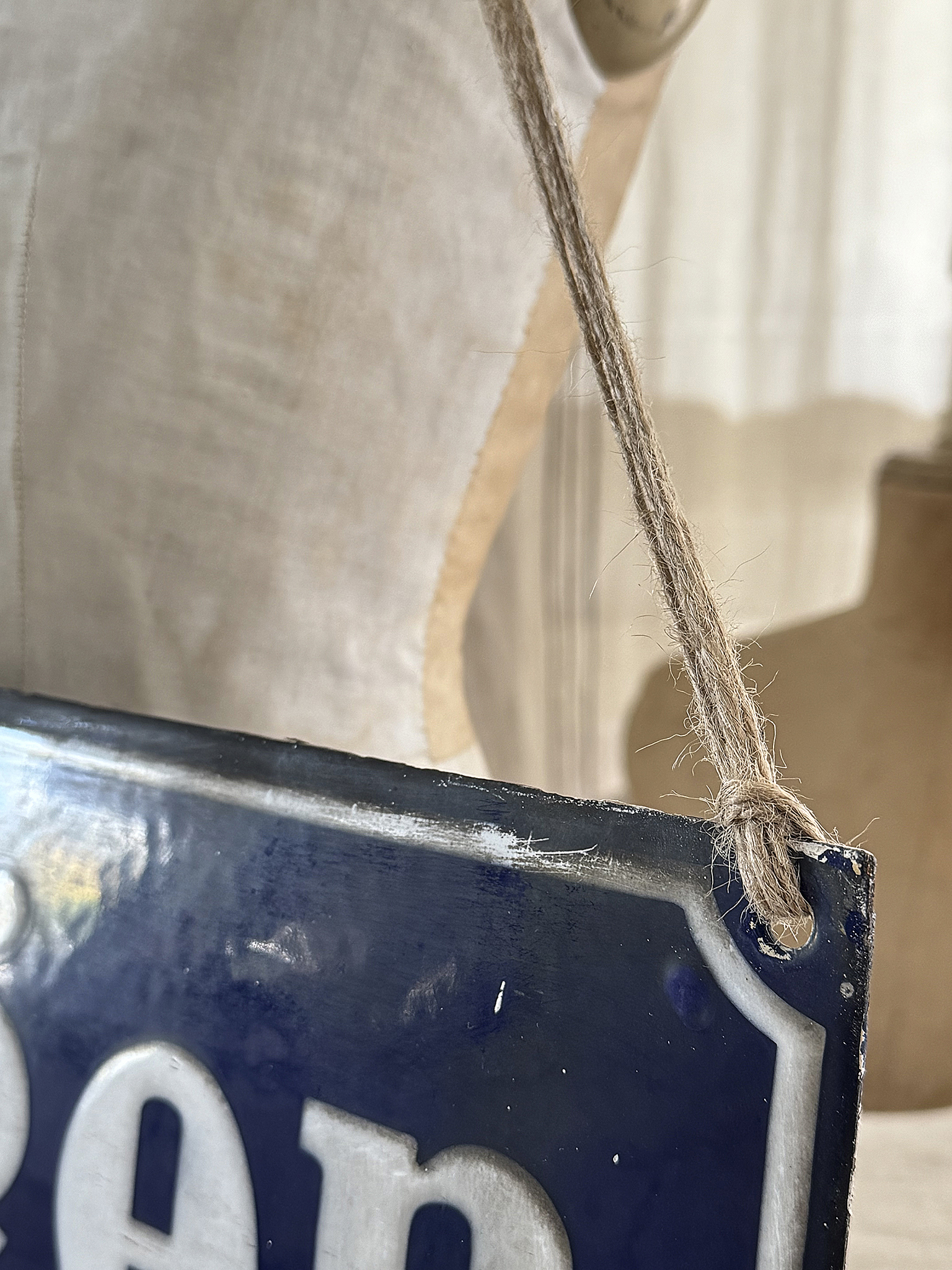 Altes großes Straßenschild aus Emaille***