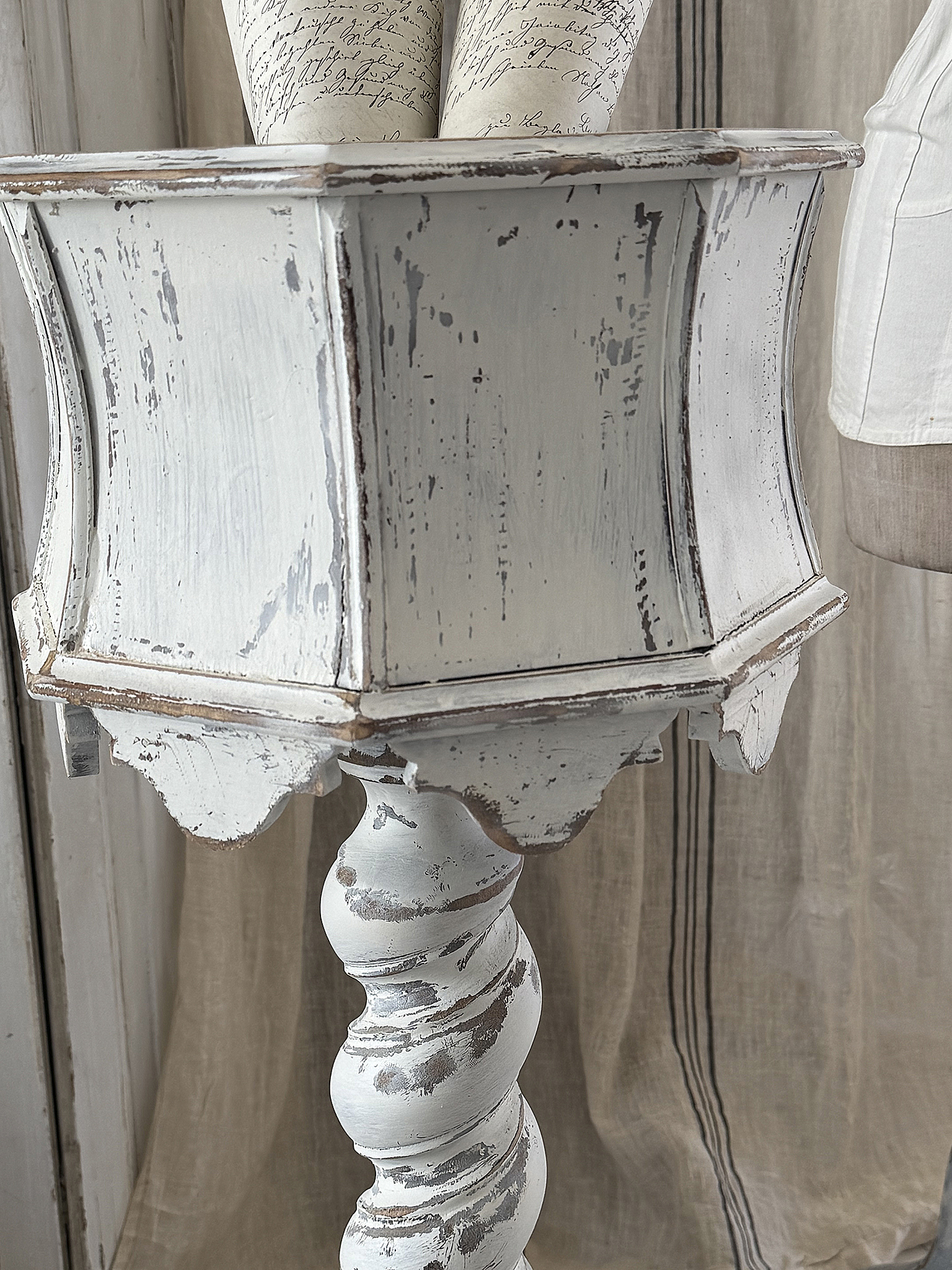 Antiker Wollkorb im zauberhaften Shabby-Chic – ein echtes Liebhaberstück***