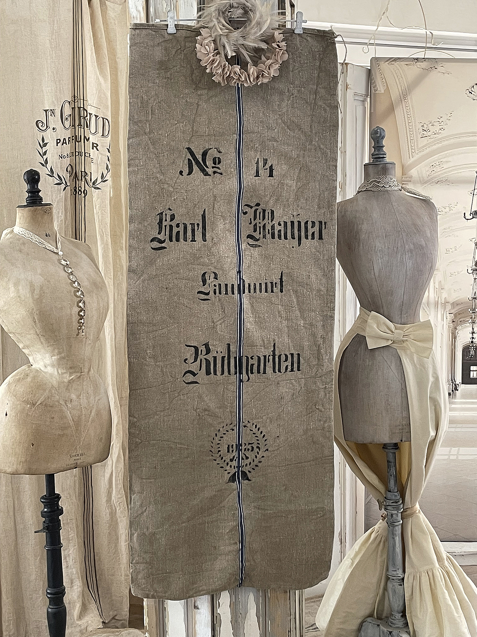 Vintage Stoffbanner von Karl Mayer, Kindergarten 1925 Historisches Stoffbanner von Karl Mayer mit der Aufschrift Kindergarten und dem Jahr 1925