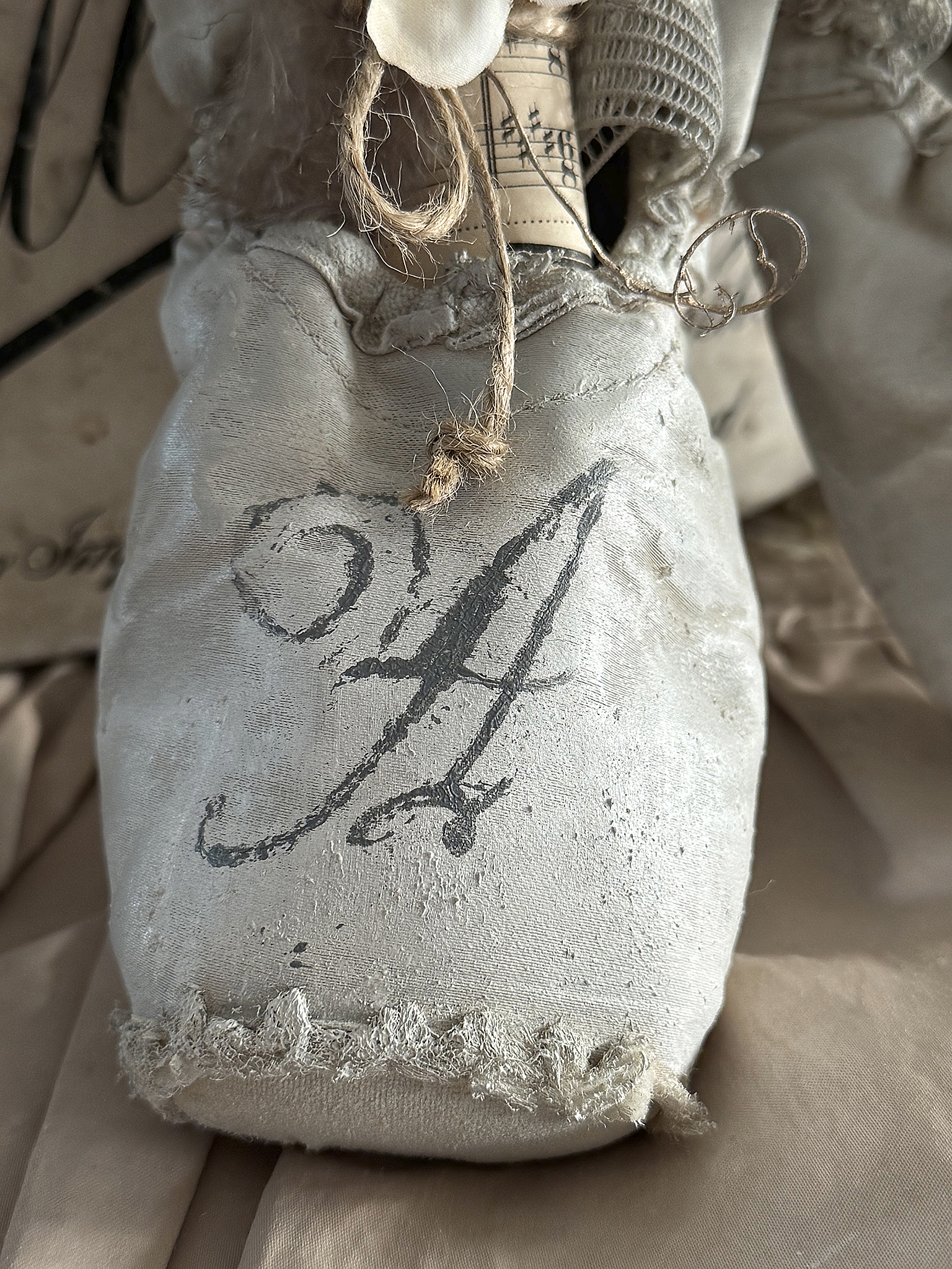 Alte Spitzenschuhe im weißen-zart grauen Vintagekleid mit Notenblatt***