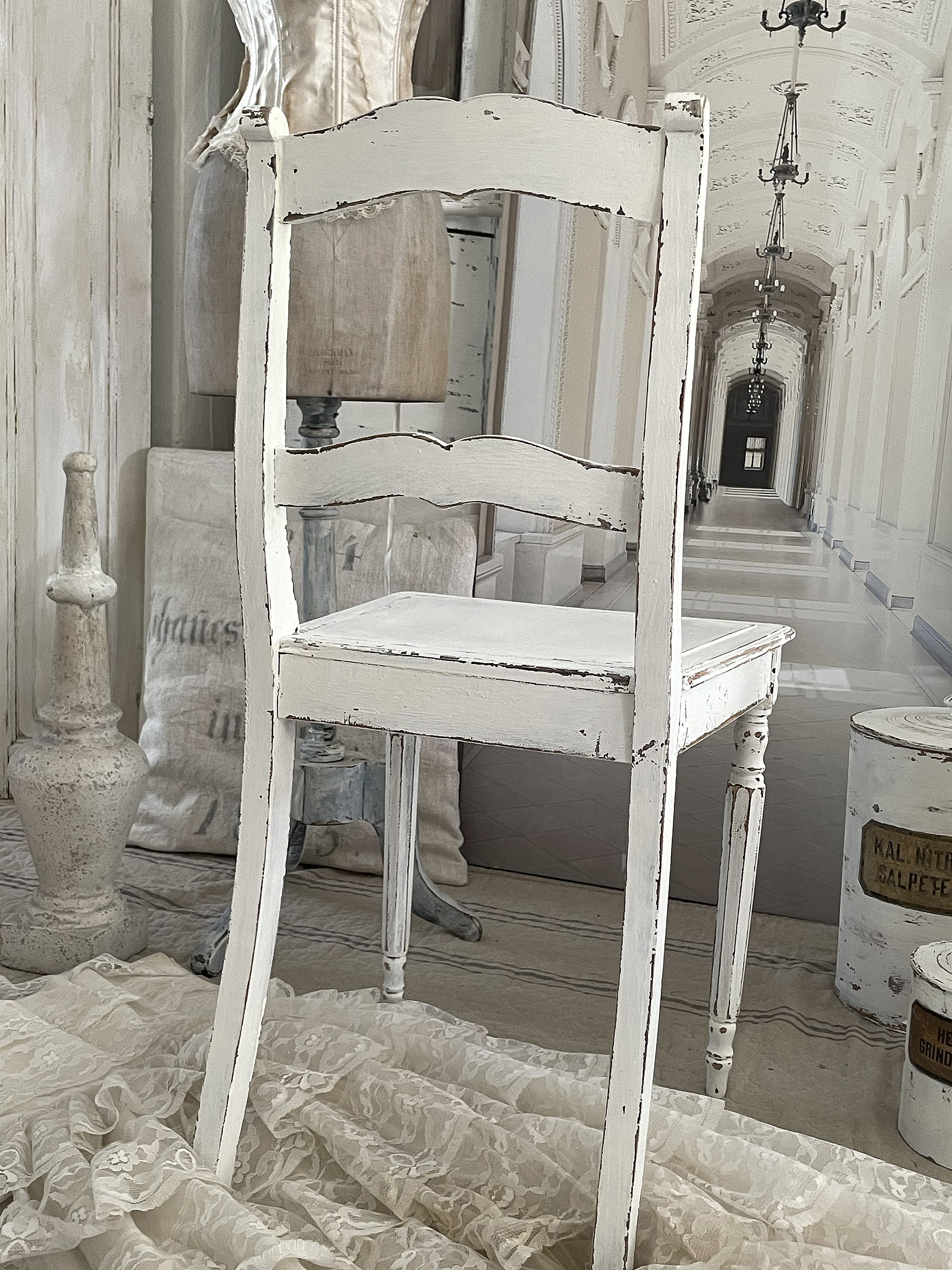 Antiker Biedermeierstuhl im weißen Kleid
