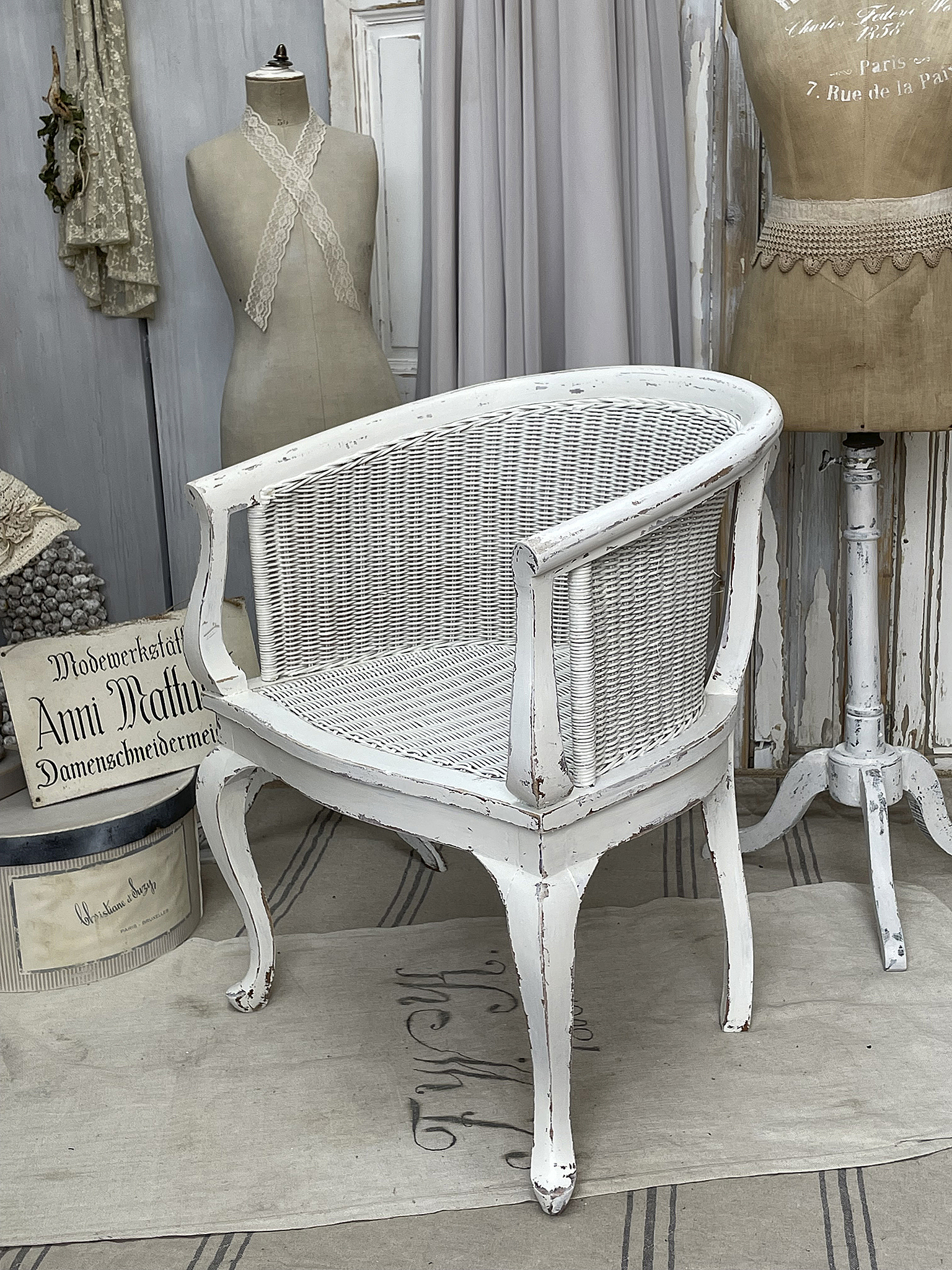 Weißer Vintage Korbstuhl mit antikem Flair Klassischer weißer Korbstuhl im Vintage-Stil, ideal für eine romantische Einrichtung