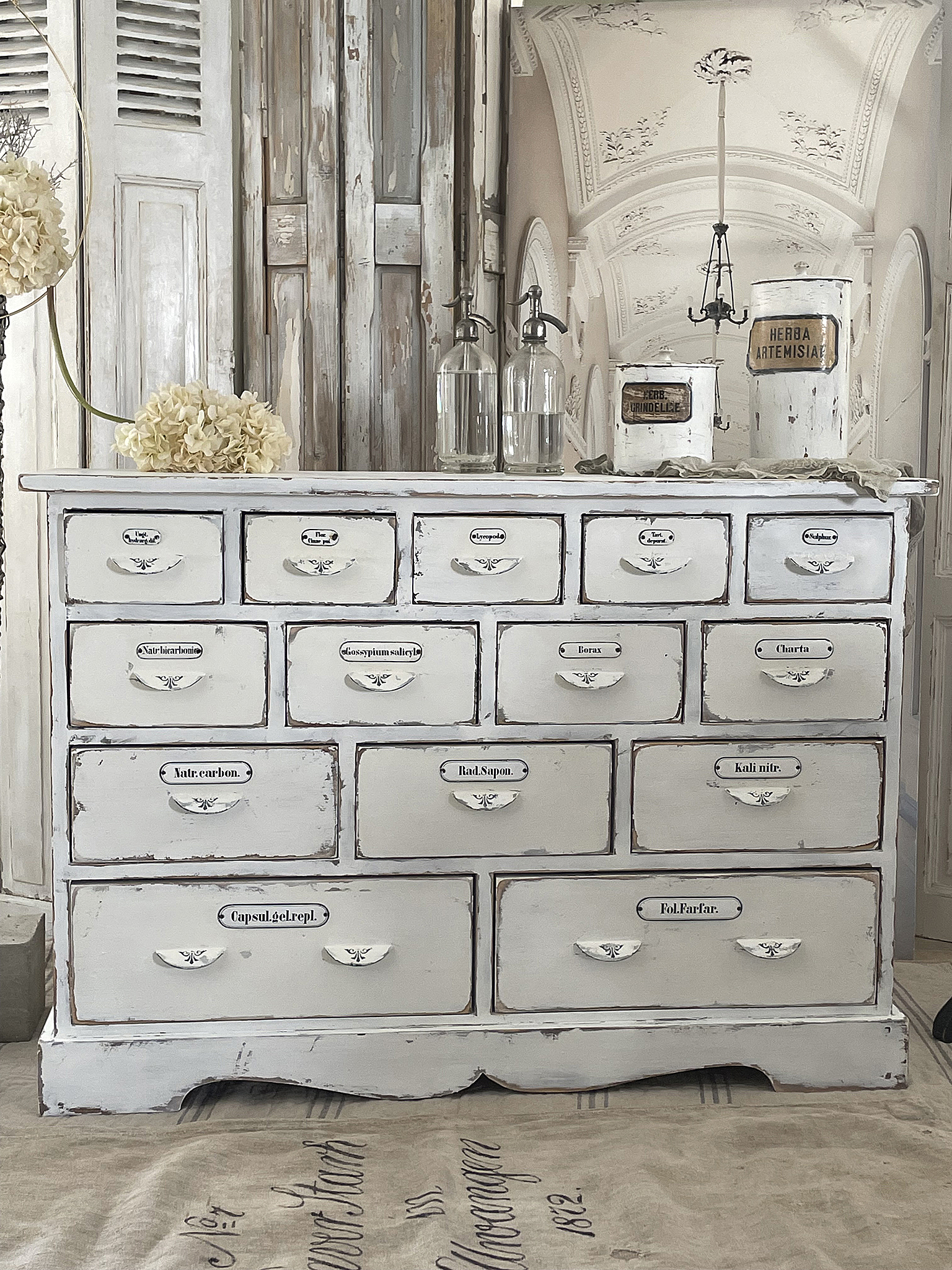 Vintage Kommode mit vielen Schubladen im Shabby-Chic-Stil Dekorative Kommode mit Beschriftungen und weißen Schubladen im nostalgischen Design