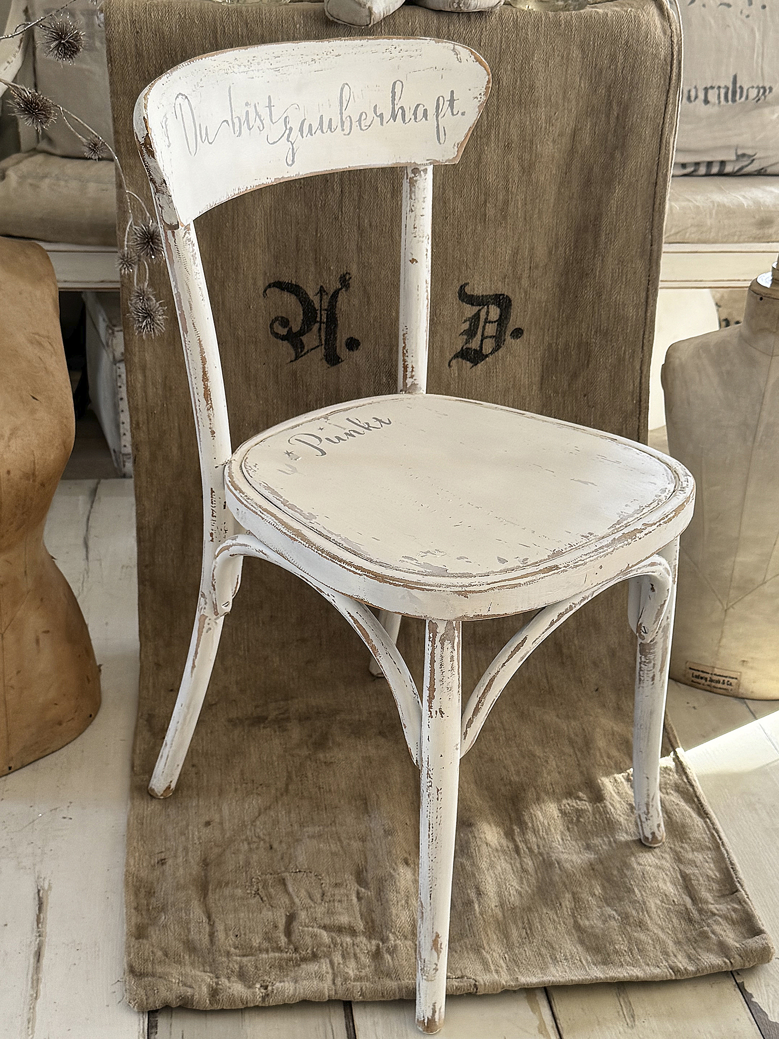 Alter Bugholzstuhl mit Shabbykleid & Herzensbotschaft***