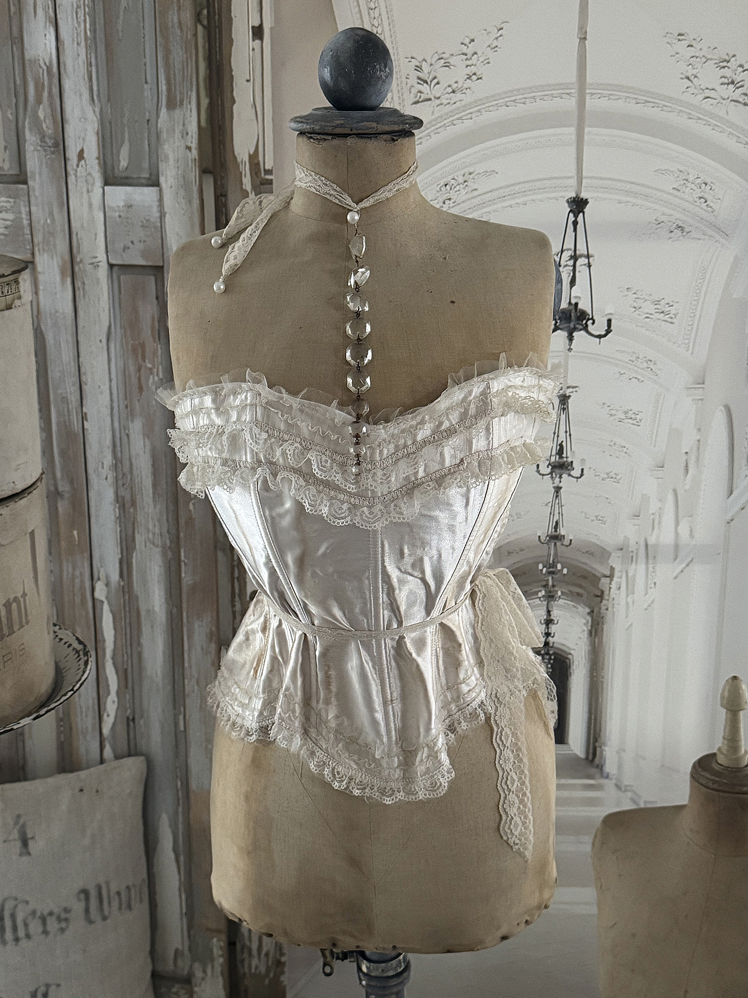 Antike Schneiderpuppe mit Accessoires Wespentaille***