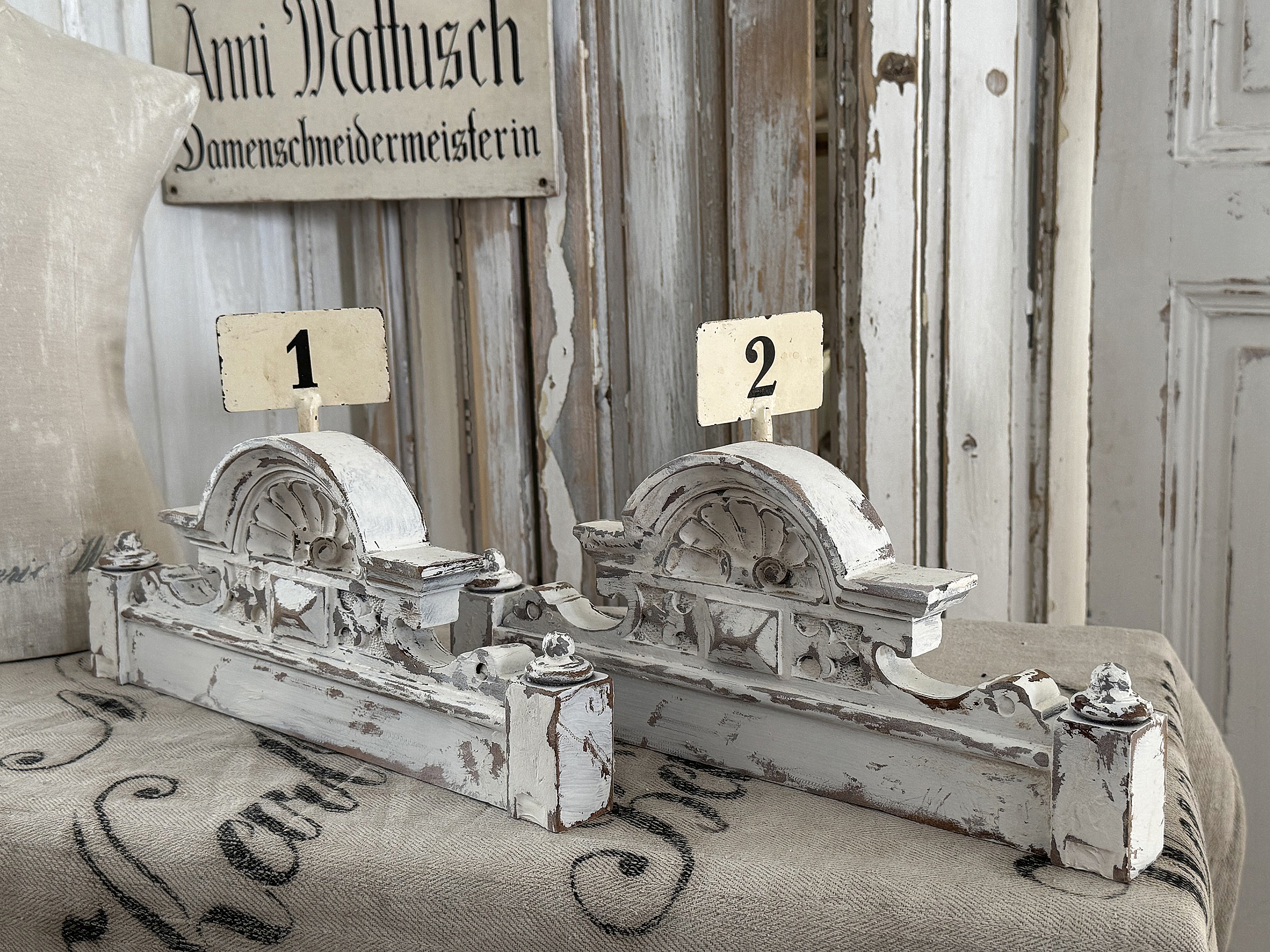 Antike Schrankkronen im alten Lack – kleine Schätze vergangener Handwerkskunst*** Antike Schrankkronen im alten Lack – kleine Schätze vergangener Handwerkskunst***