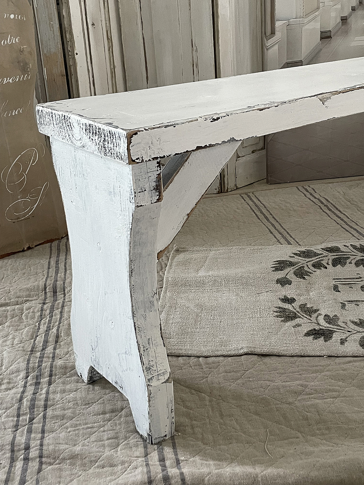 Weißer Vintage-Tisch aus Holz Vintagetisch aus Holz in Weiß mit geschwungenen Beinen
