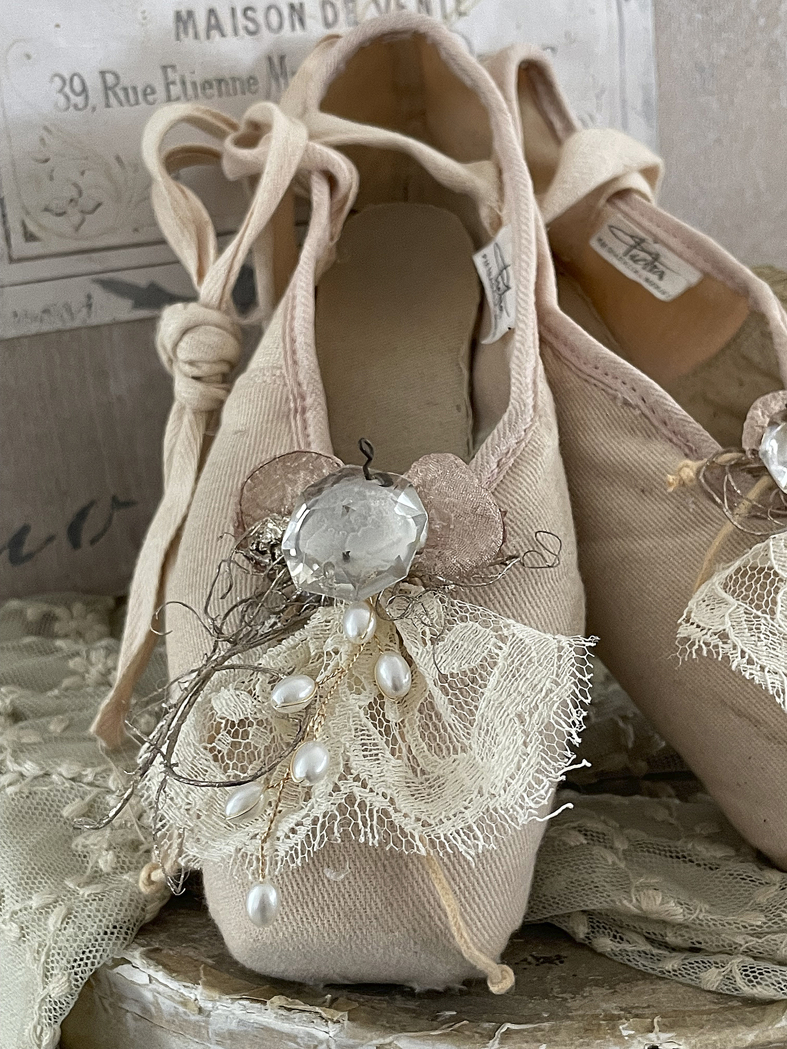 Elegante Ballettschuhe mit feiner Verzierung Zarte Ballettschuhe mit Spitze, Perlen und Schmuckdetail