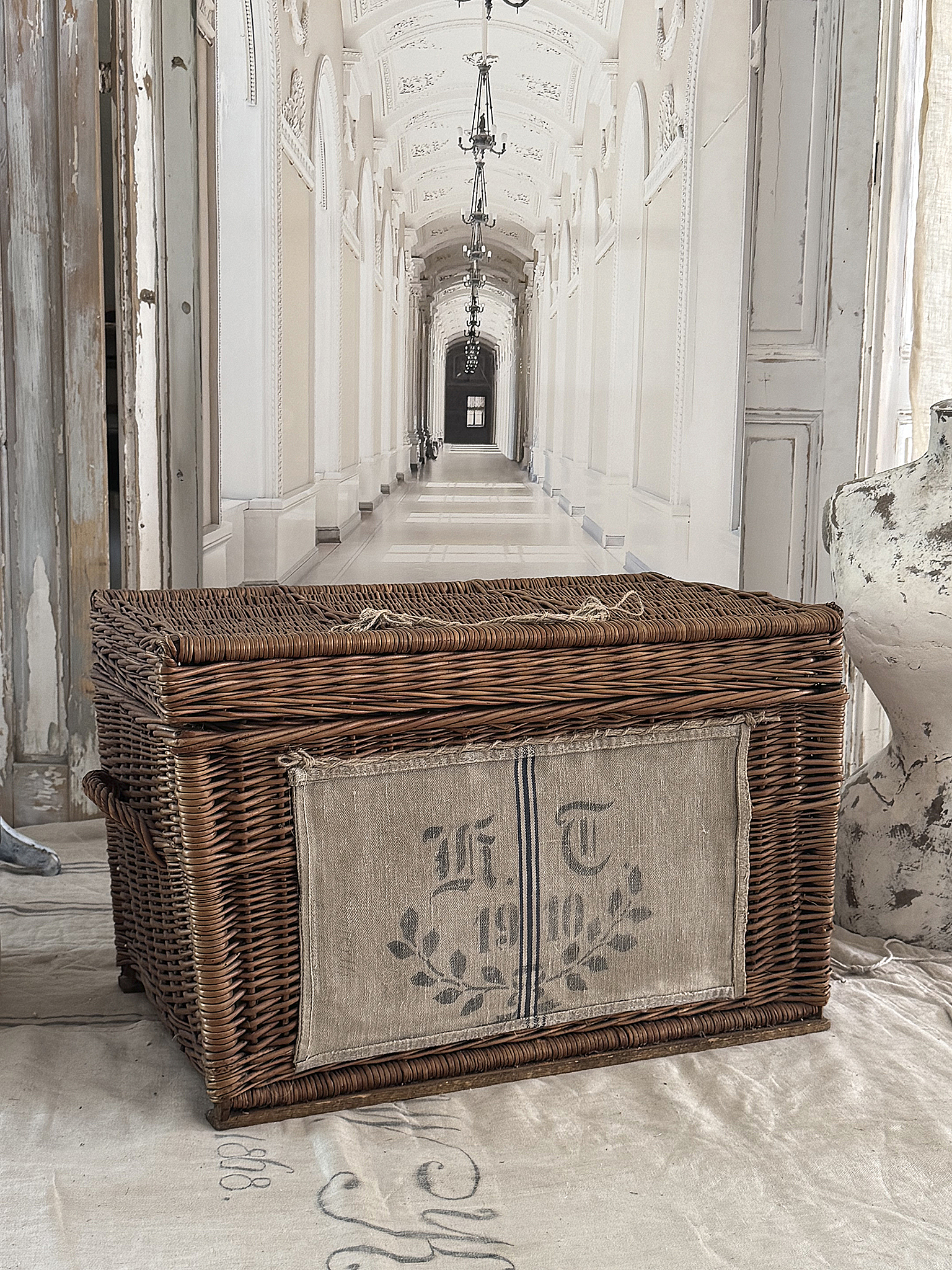 Große, alte Weidentruhe – nostalgischer Charme trifft Funktionalität***