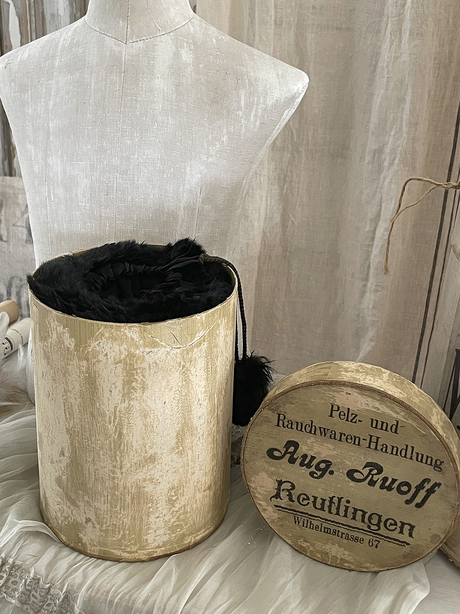 Vintage Aufbewahrungshülsen aus Pelz und Rauchwaren-Handlung Historische Aufbewahrungshülsen und Behälter von Aug. Ruoff, Reutlingen mit Pelzdetails