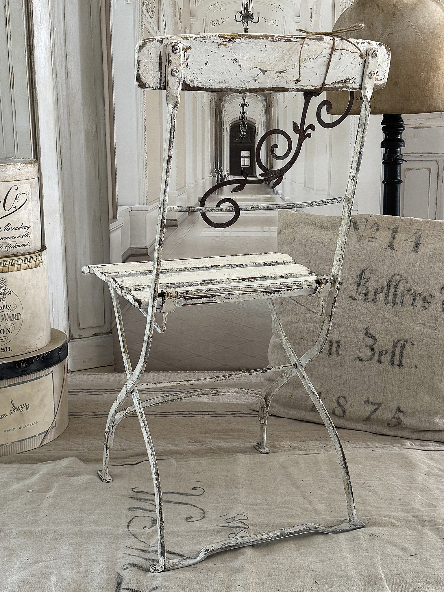 Alter Klappstuhl im weißen Shabby-Look – mit liebevollen Details & Patina***