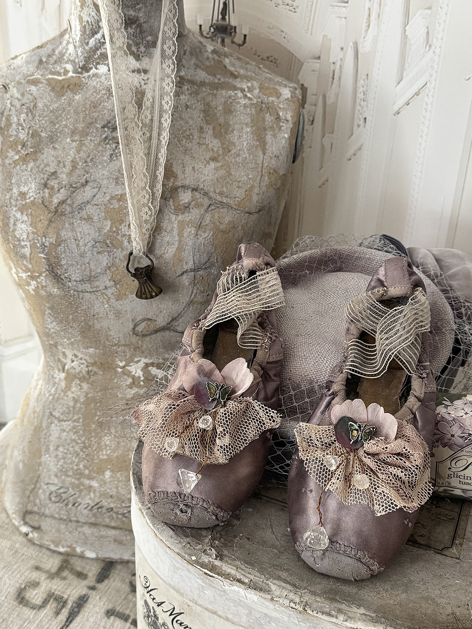 Ein Hauch vergangener Bühne – Ballettspitzenschuhe voller Geschichte***