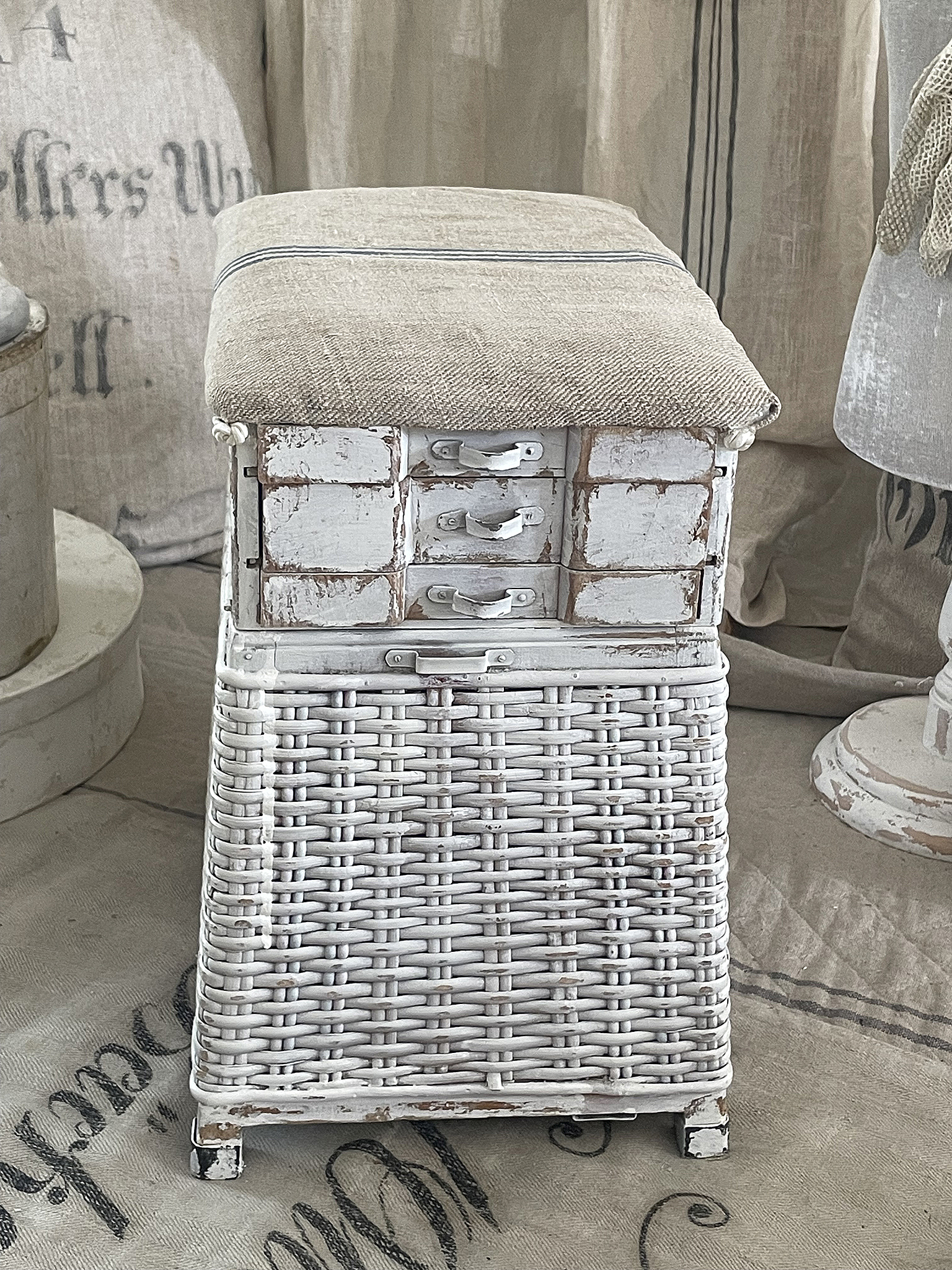 Kombinierter Hocker mit Aufbewahrungsfunktion in Weiß Hocker mit praktischem Stauraum und abnehmbarem Bezug aus Leinen