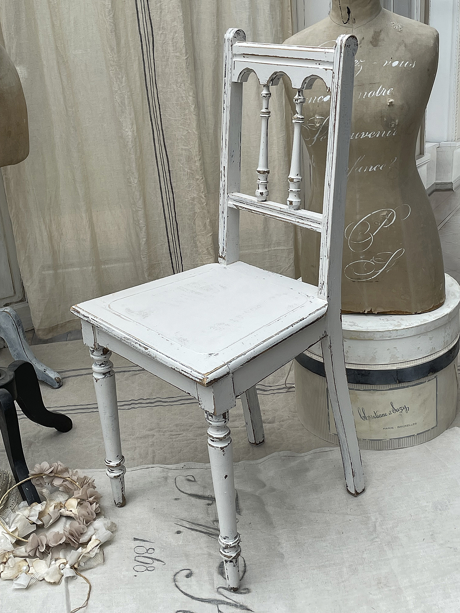 Vintage Holzstuhl im Shabby-Chic-Stil Eleganter weißer Holzstuhl im nostalgischen Design mit abgeschabten Stellen