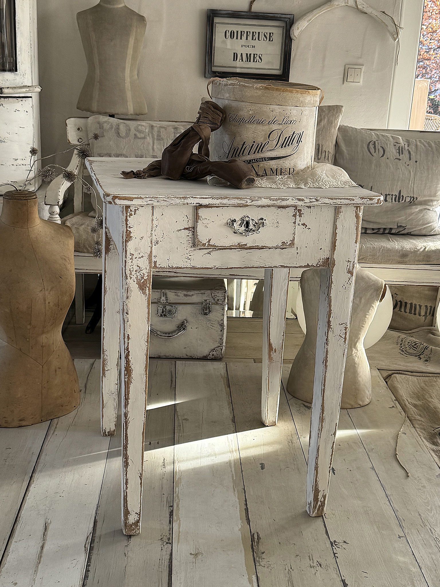 Alter Arbeitstisch / Hochtisch aus Vollholz im weißen Shabbykleid***