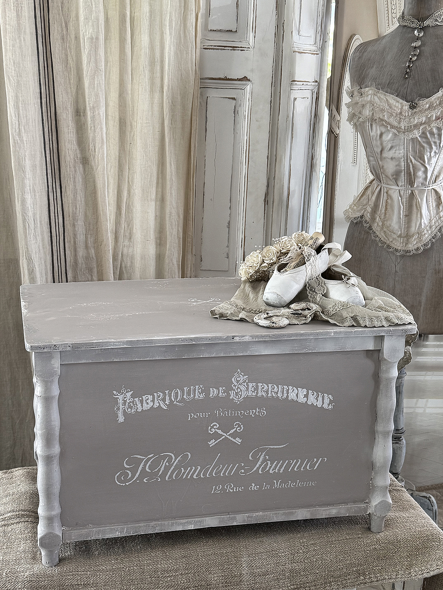 Alte Sitztruhe/Klapptruhe in taupe-weiß*** Alte Sitztruhe/Klapptruhe in taupe-weiß***