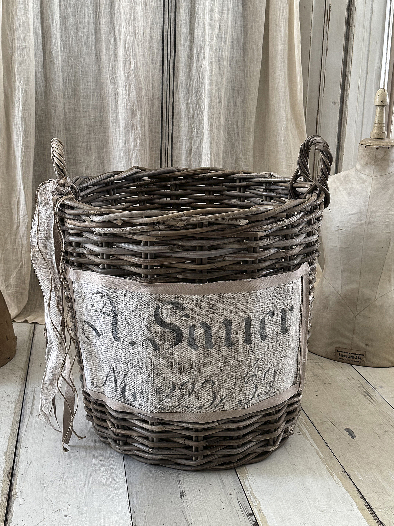 Großer Naturweidenkorb mit Leinenschild – XL Shabby Chic***