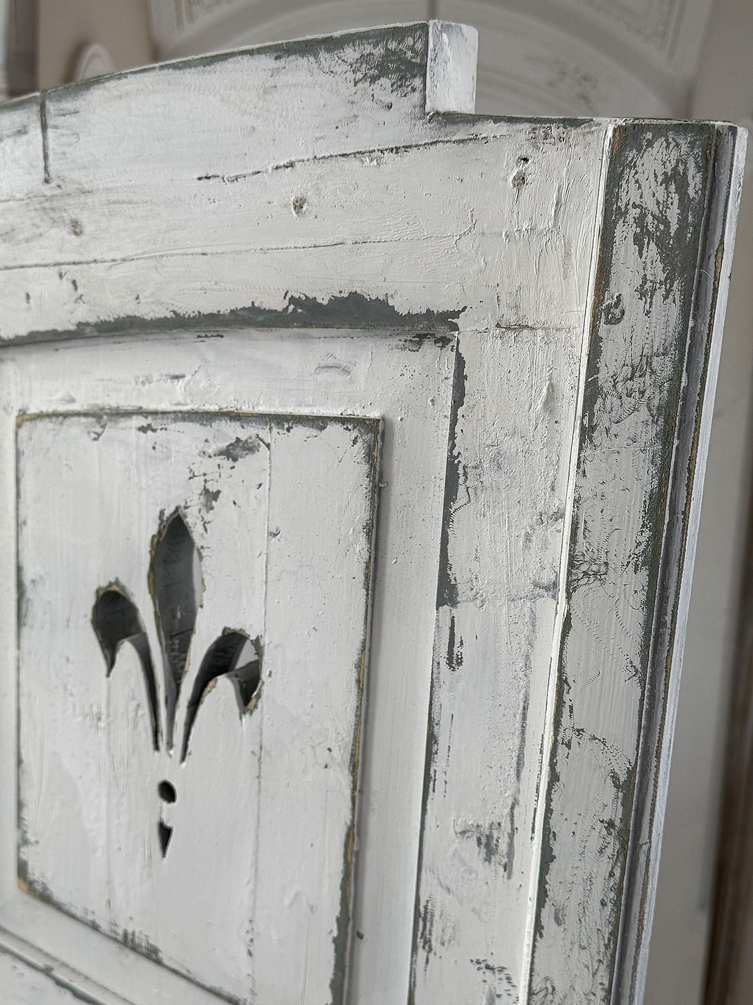 Antiker französischer Shabby-Fensterladen aus Vollholz mit Lilien-Dekor 1***