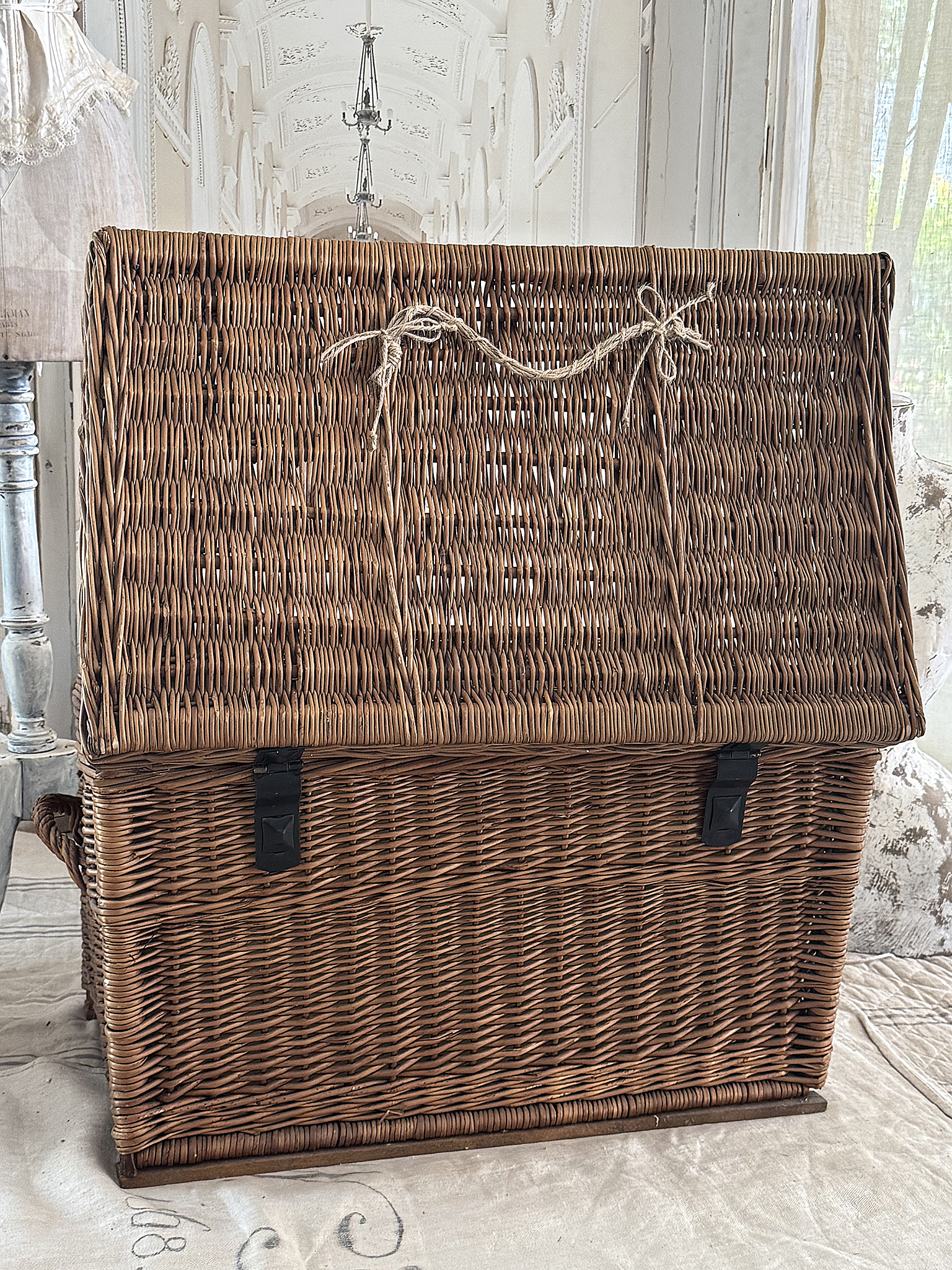 Große, alte Weidentruhe – nostalgischer Charme trifft Funktionalität***