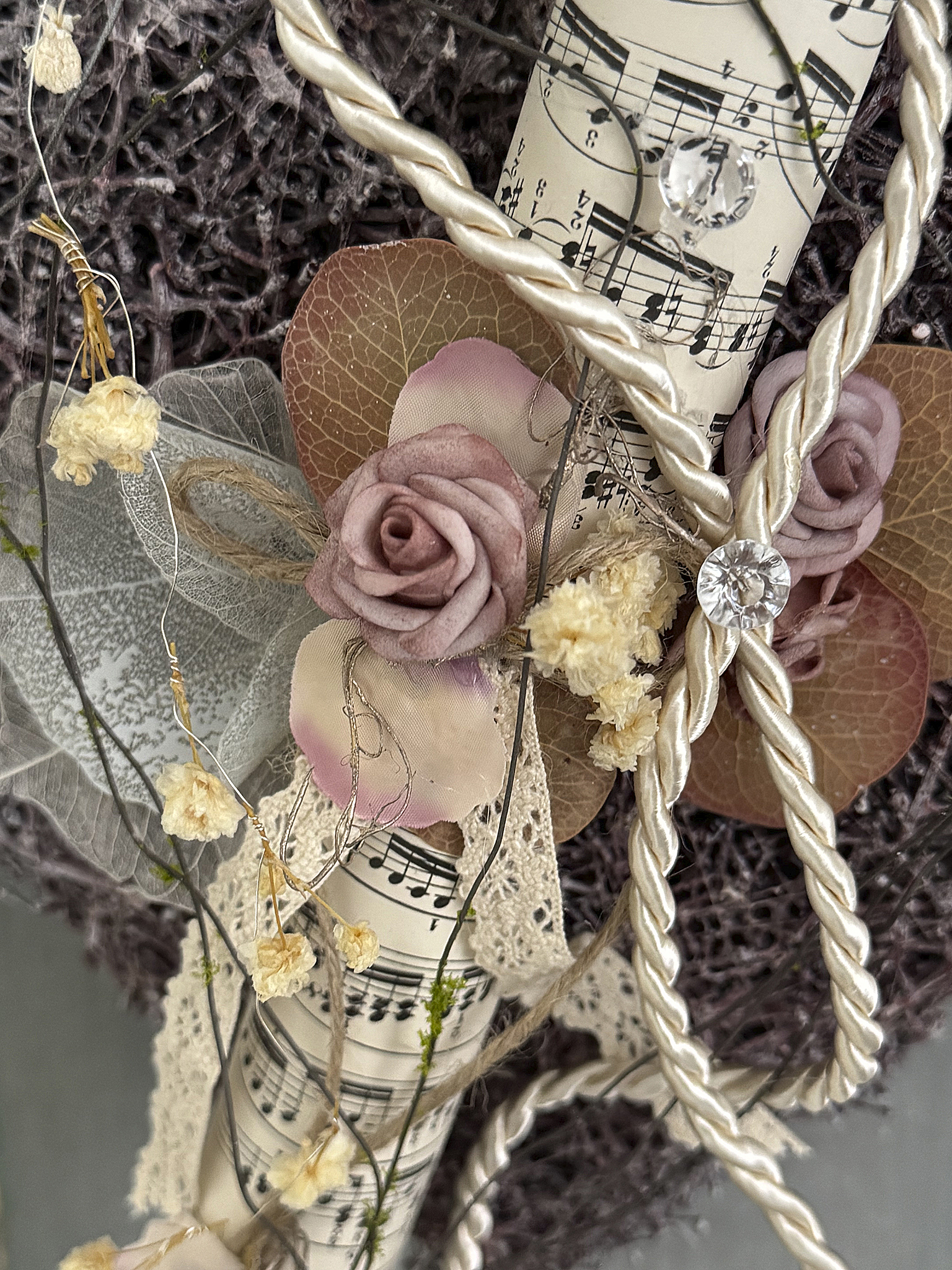 Beerenfarbenes Rebenherz mit Vintage-Notenblatt – romantische Landhausdeko im Shabby-Chic-Stil 2***