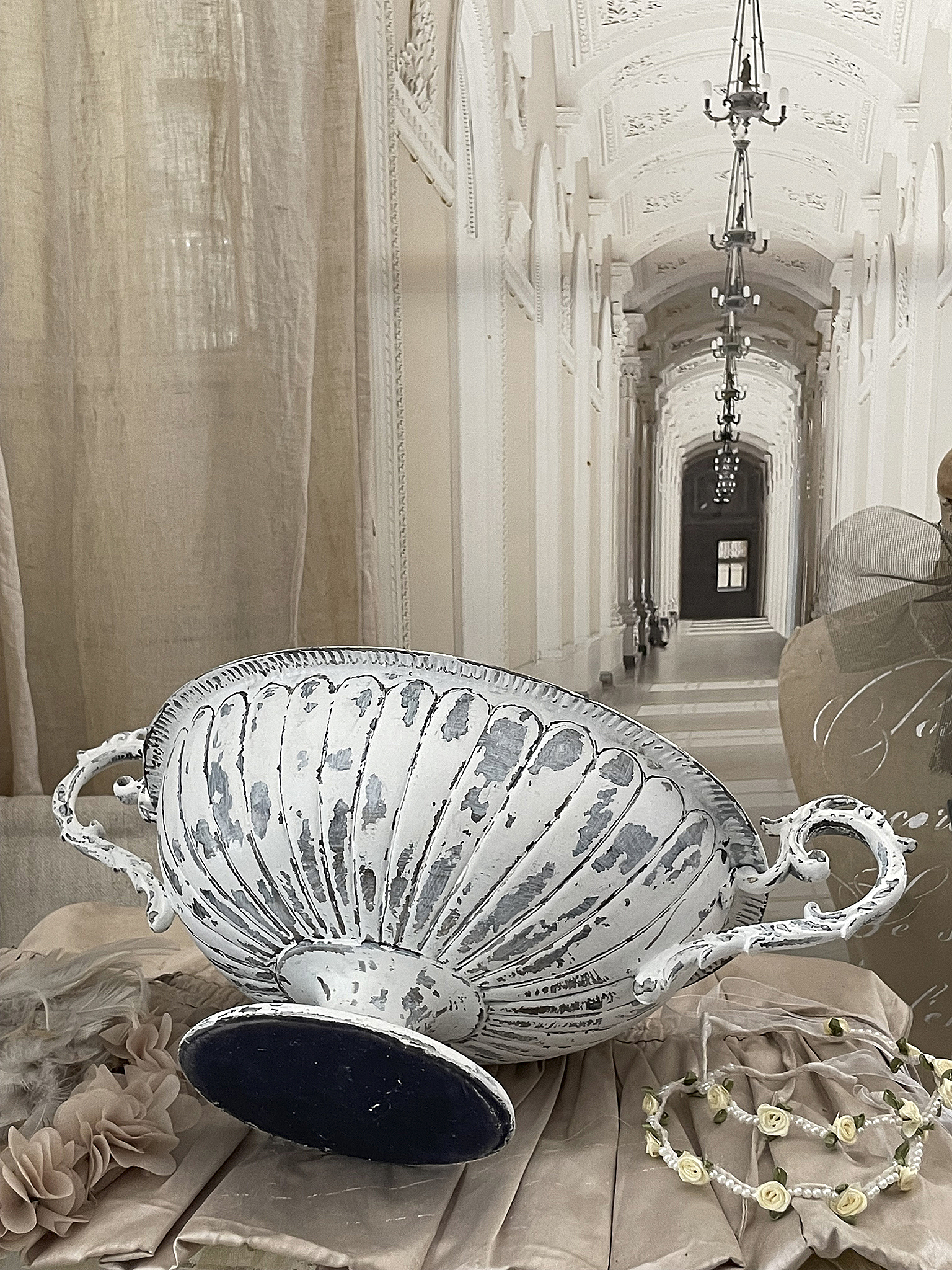 Hübsche antike Schale im eleganten Ambiente Antike Schale auf einem weichen Stoff, eingerahmt von einem hellen, eleganten Hintergrund