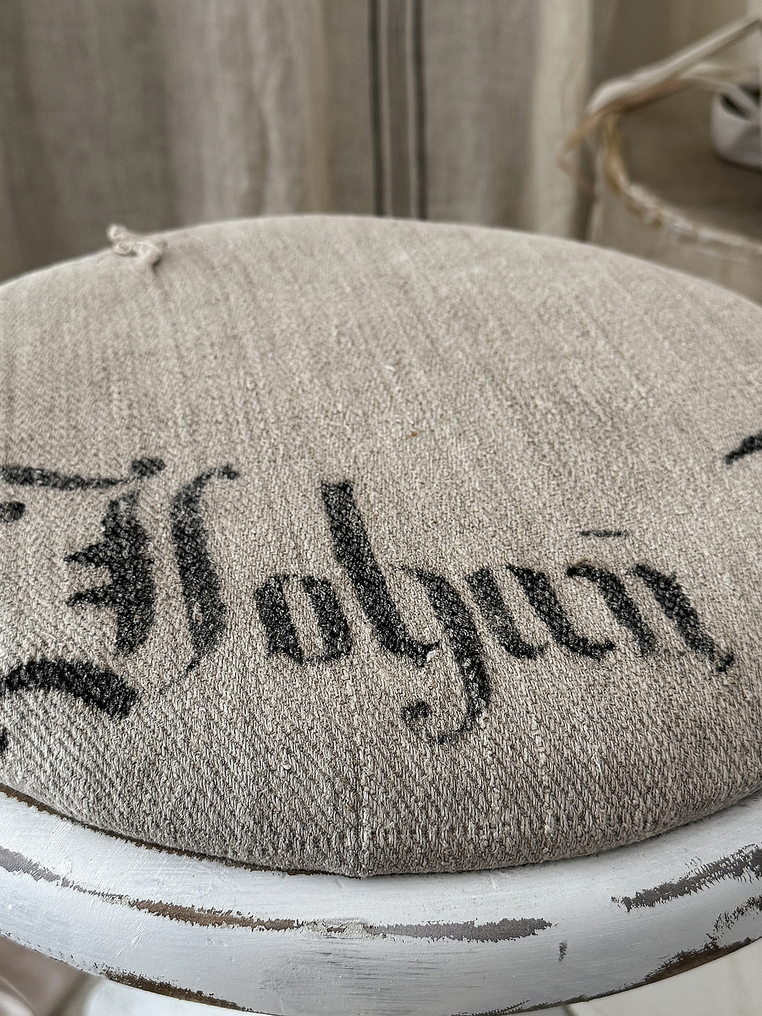 Alter Klavierhocker im Shabby Chic mit originalem Leinensack-Bezug***