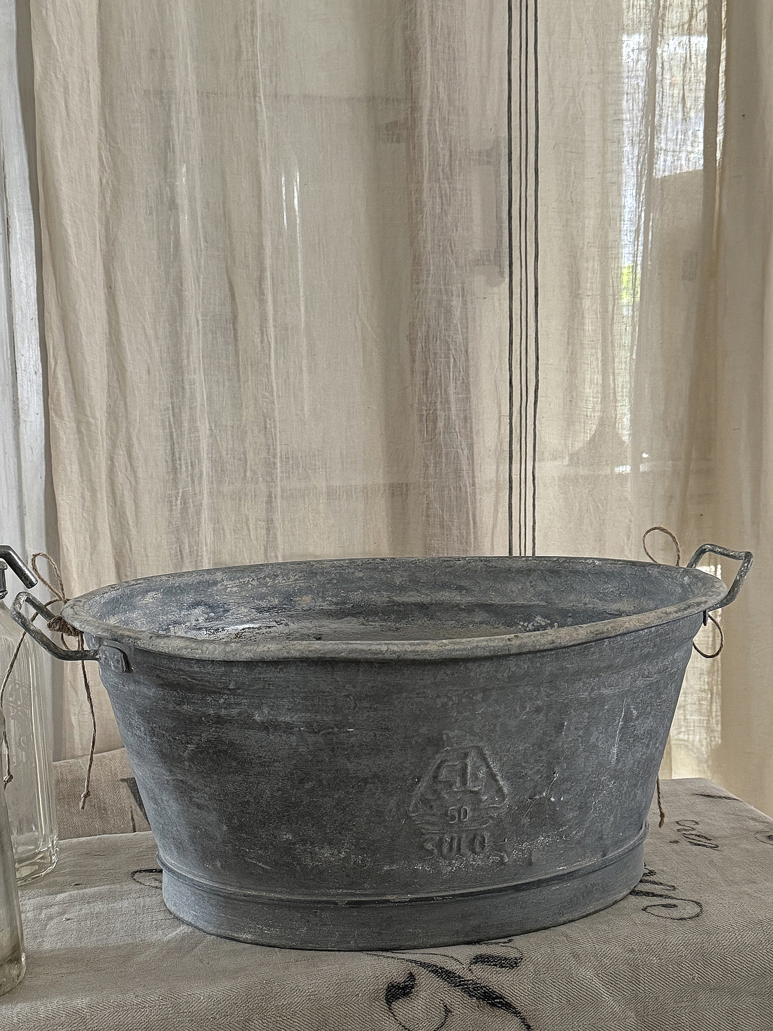 Alte Zinkwanne mit Emaille-Schild 22 ***