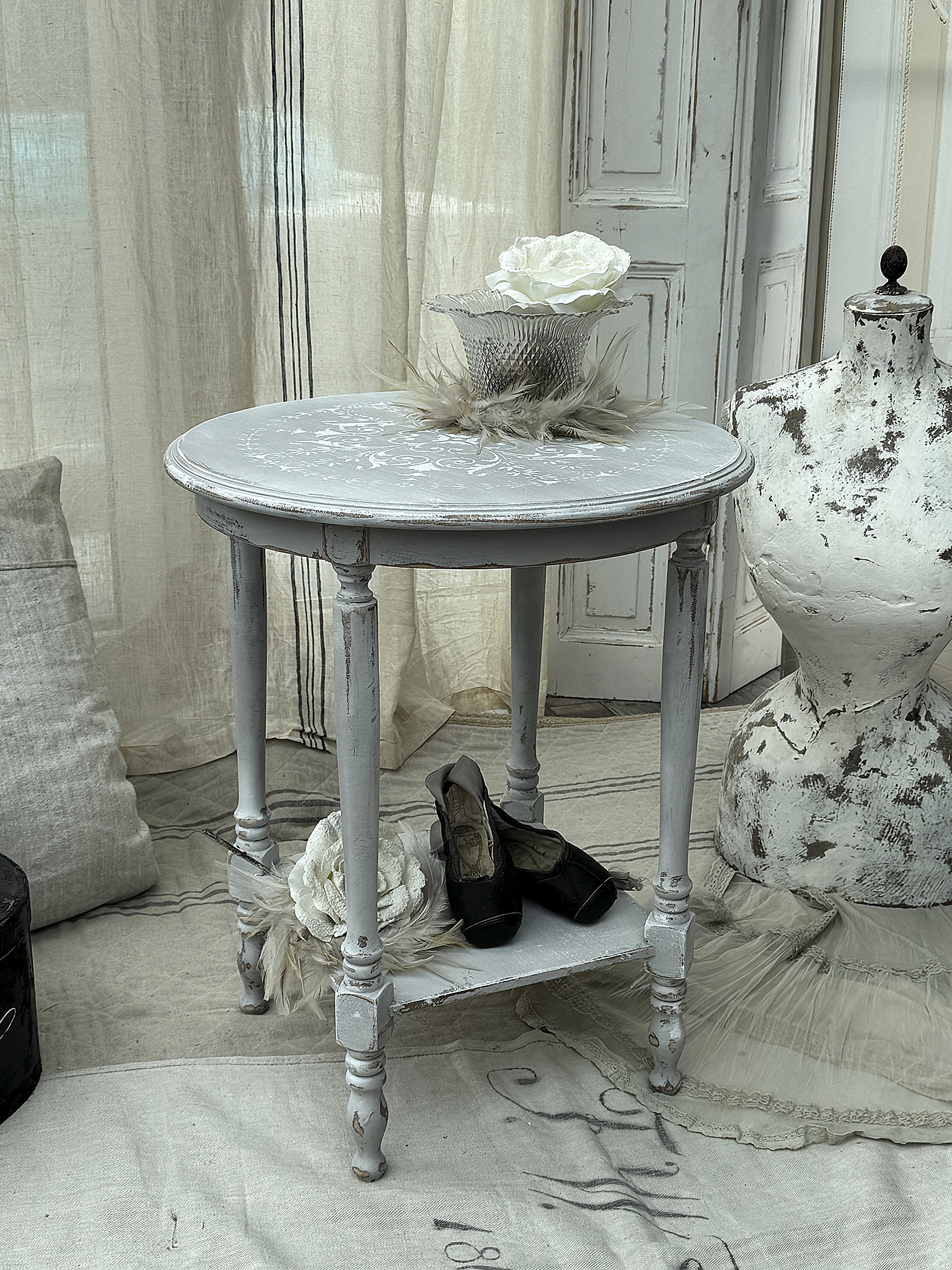 Zarter, runder Beistelltisch im Vintage-Look*** Zarter, runder Beistelltisch im Vintage-Look***