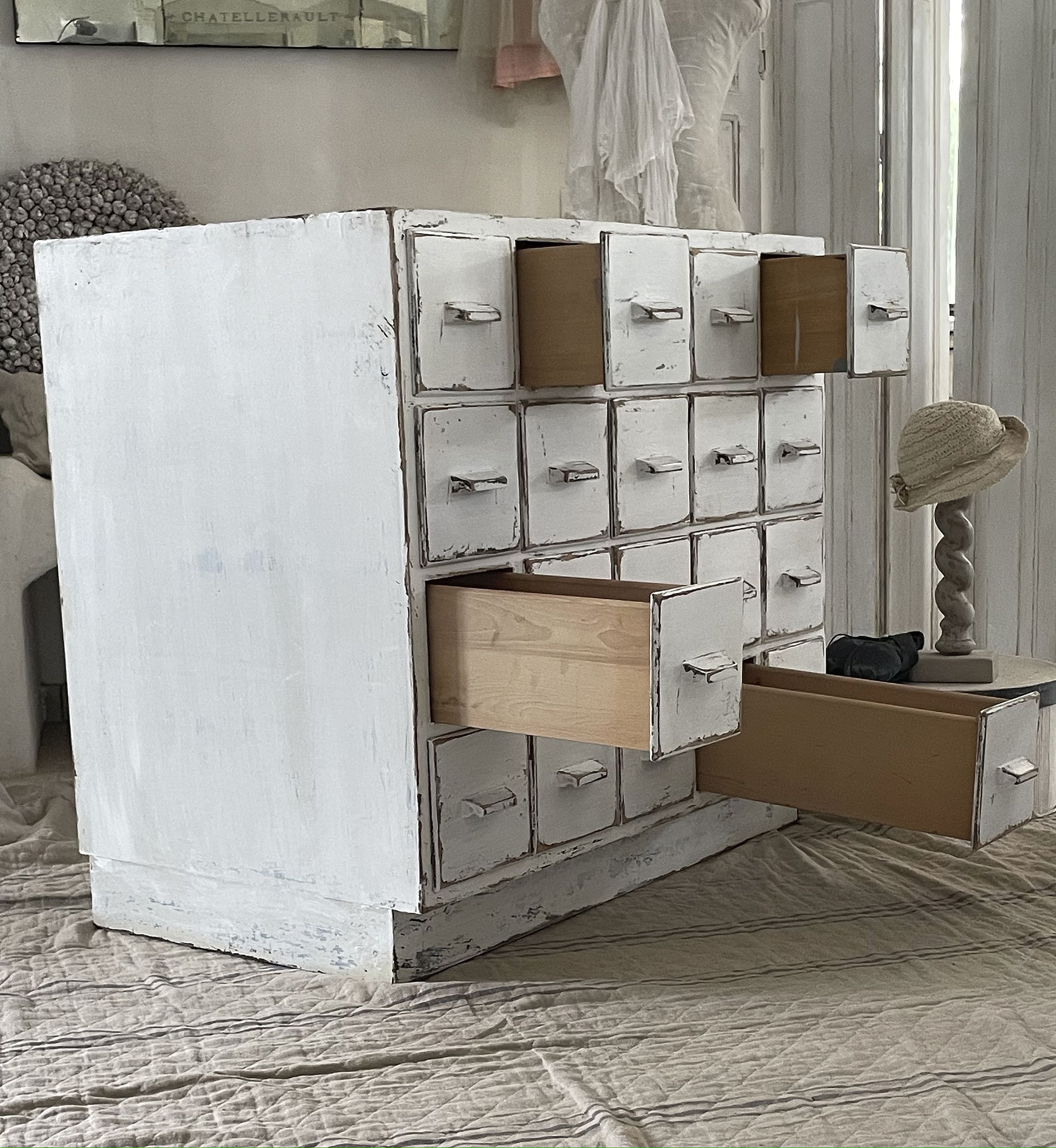 Helle Vintage-Kommode mit offenen Schubladen im Shabby-Chic-Design