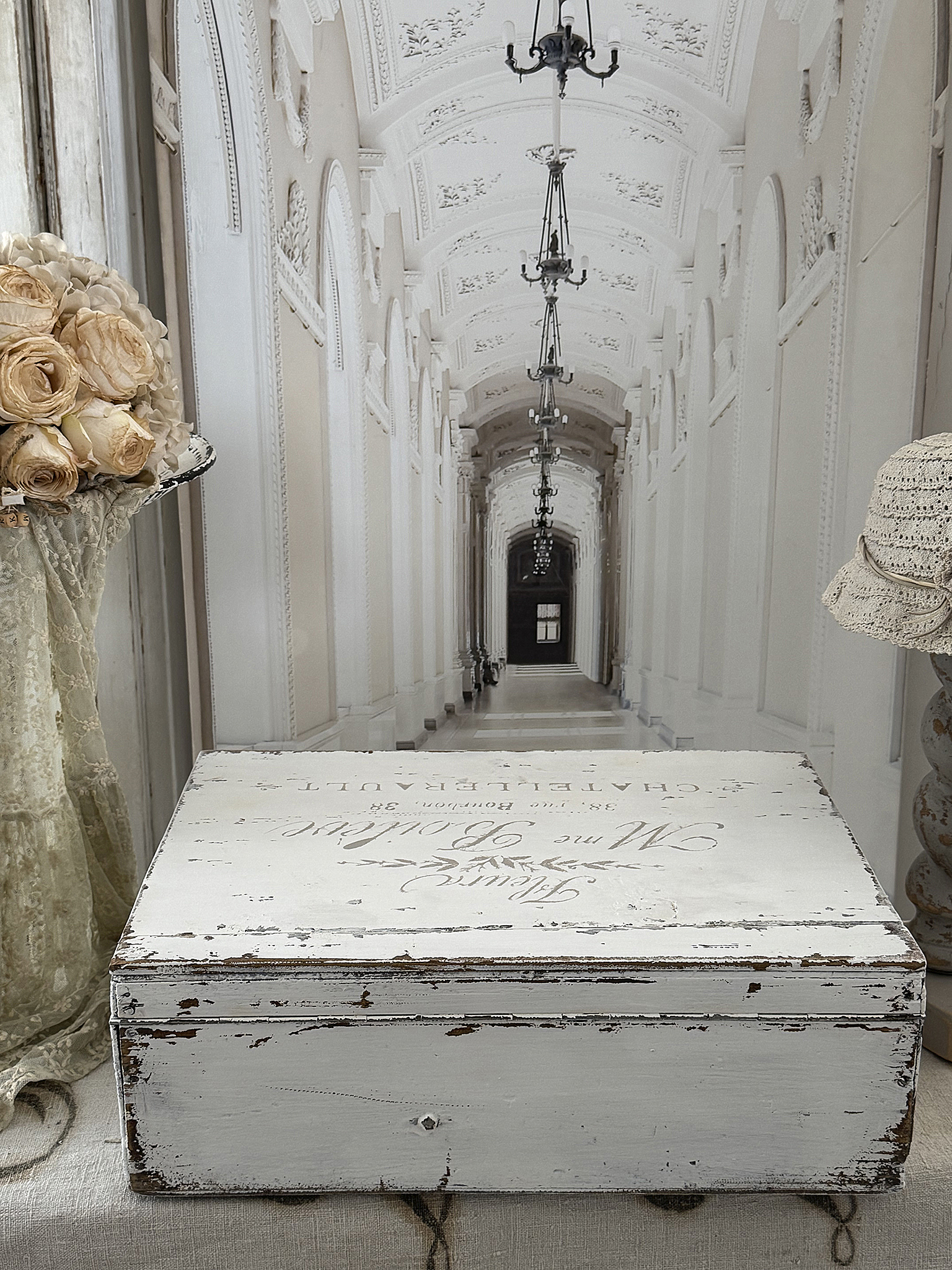 Alte große Holztruhe mit Klappdeckel – Shabby Chic Boileve***