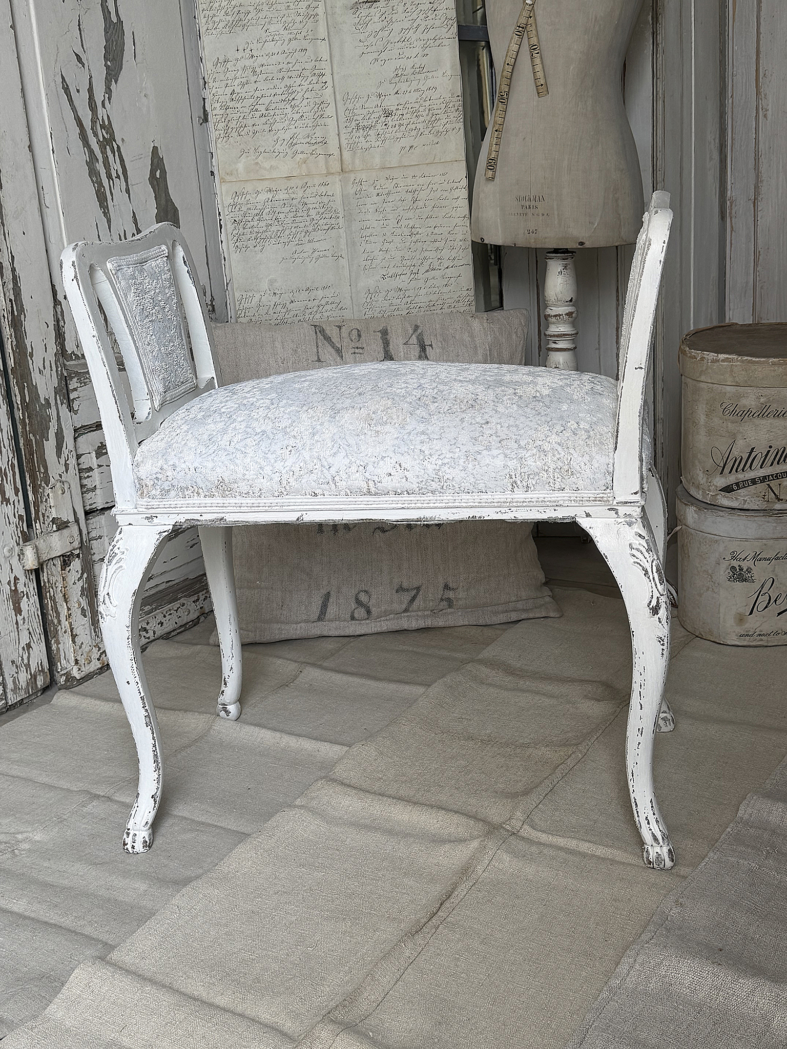 Antiker Chippendale-Gondelhocker im Shabby Chic