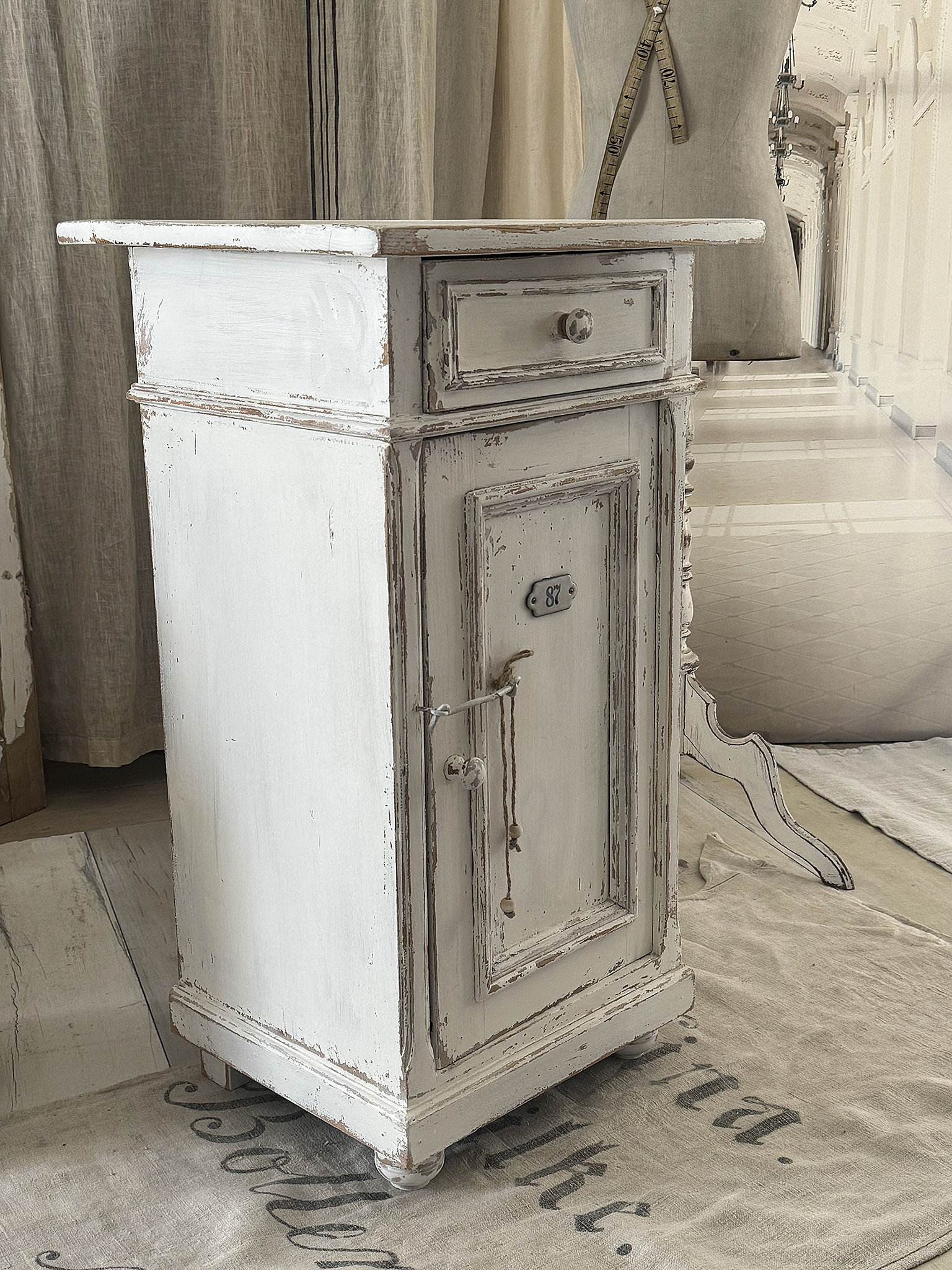 Altes Shabby-Schränkchen „87“***