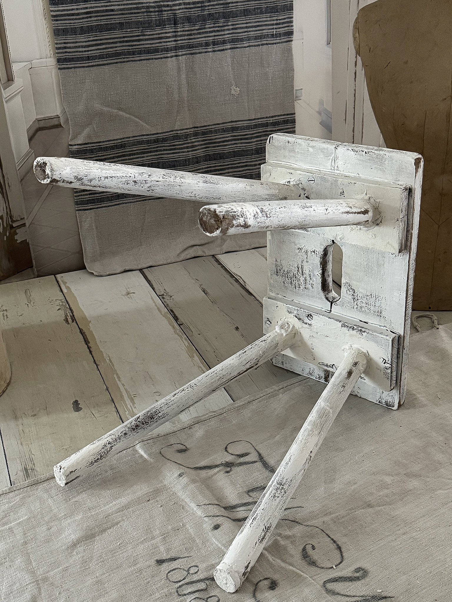 Alter, robuster Bauernhocker***