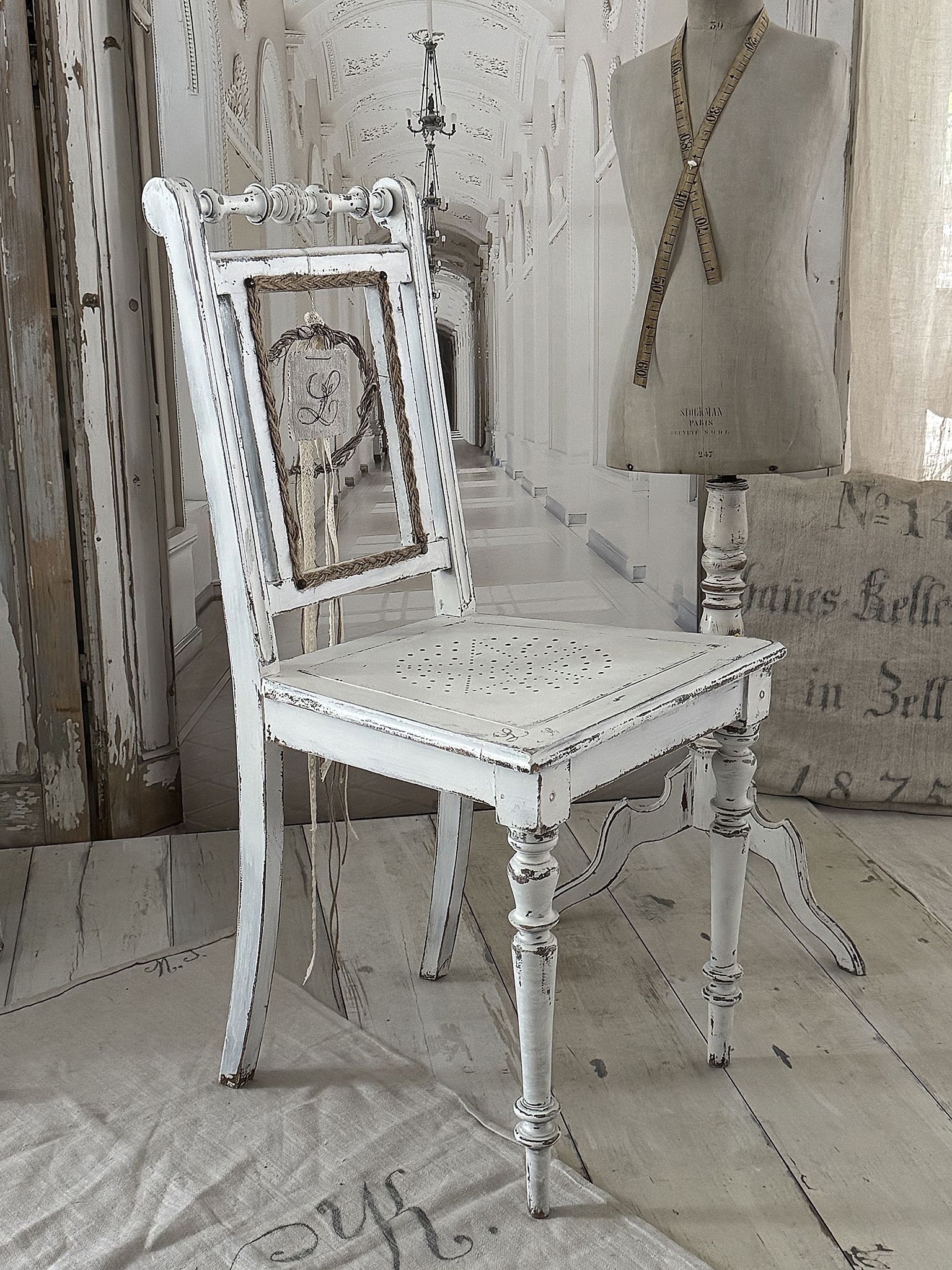 Antiker Gründerzeitstuhl im mattweißen Shabby-Kleid *** Antiker Gründerzeitstuhl im mattweißen Shabby-Kleid ***