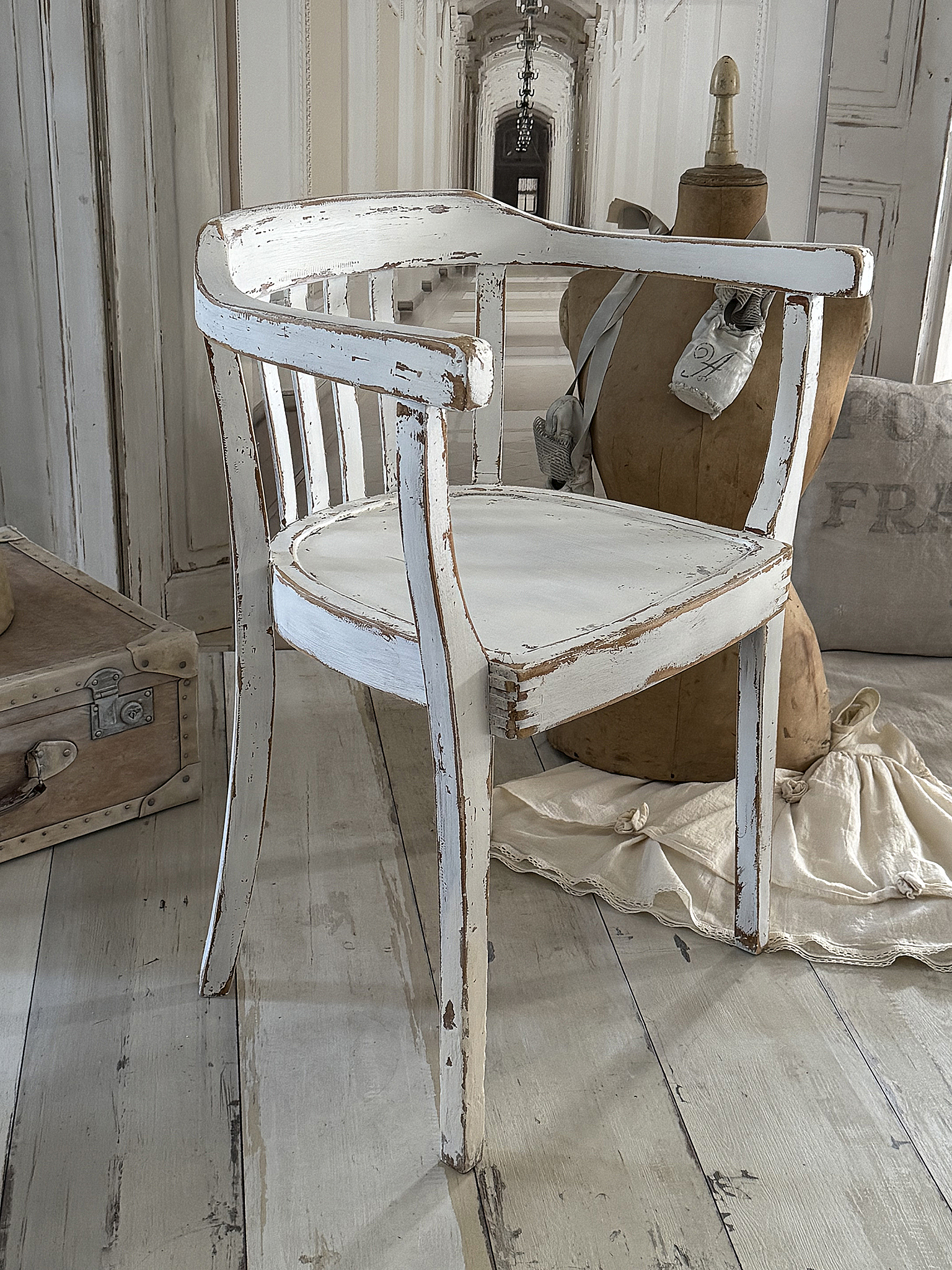 Alter Armlehnenstuhl Bauhaus im weißen Shabbykleid***