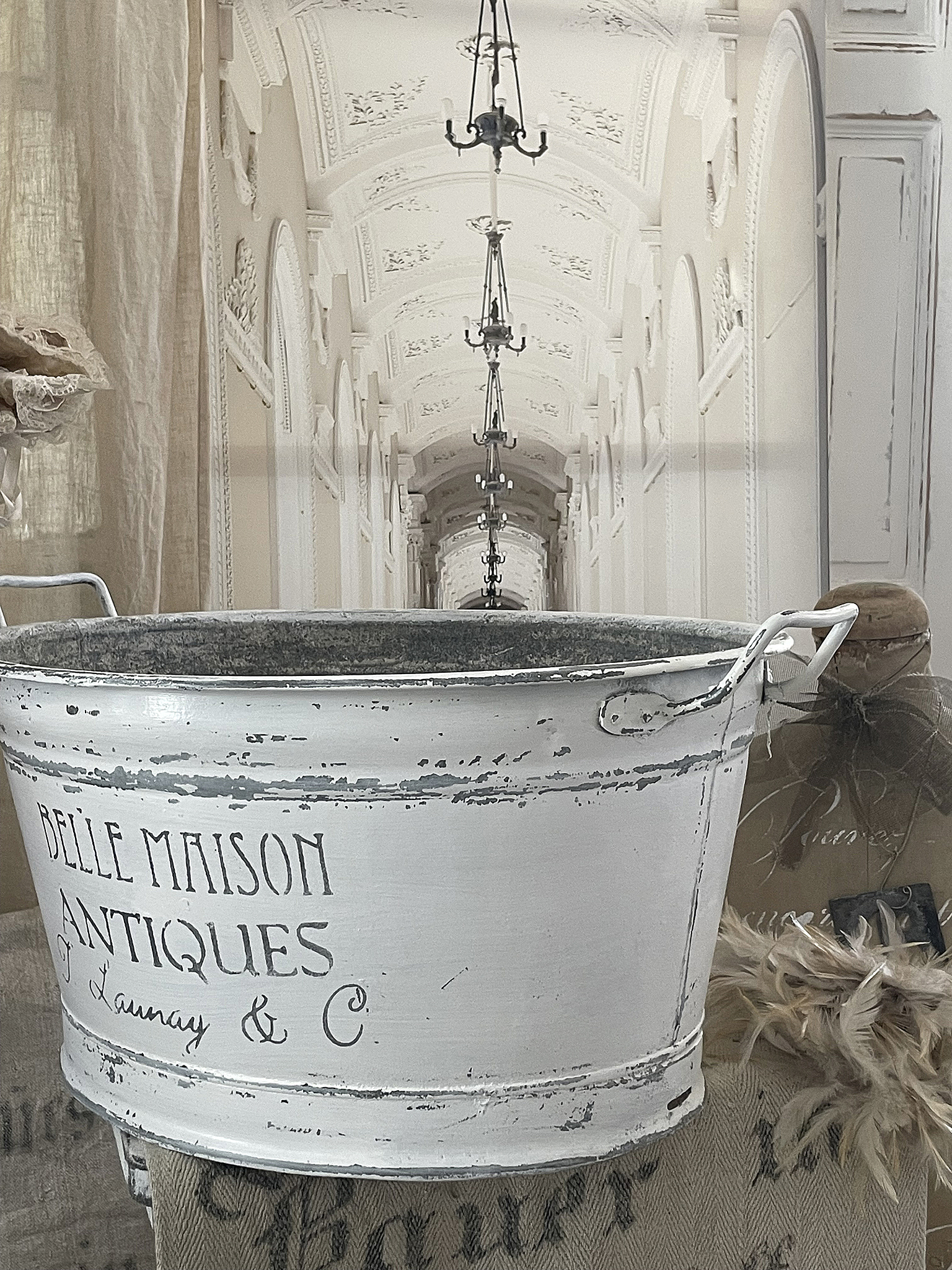 Antiker Eimer von Belle Maison Antiques Ein antiker Eimer mit der Aufschrift Belle Maison Antiques, dekorativ in einem eleganten Innenraum posierend.